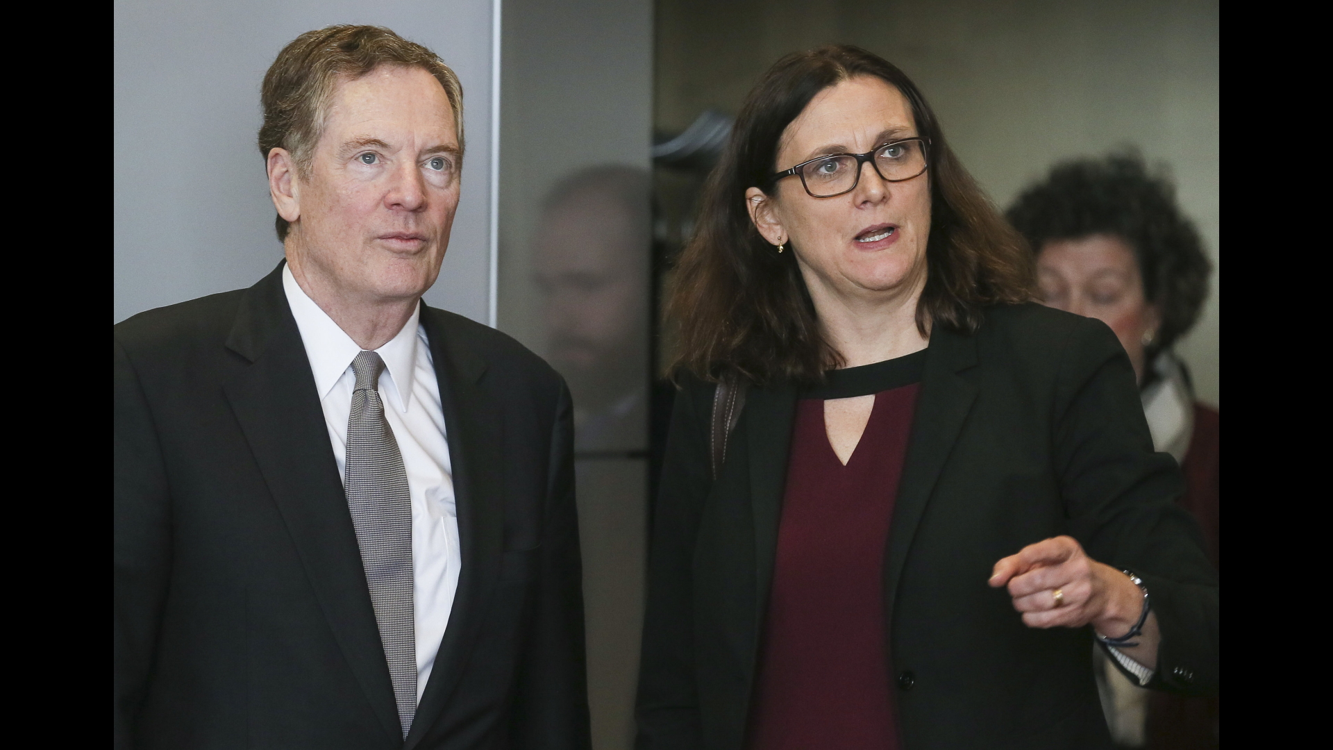 Cecilia Malmström, EU-Handelskommissarin, spricht mit Robert Lighthizer (l), Handelsbeauftragter der USA. | dpa