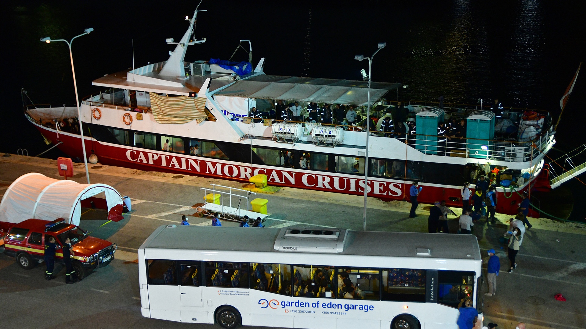 Malta, Valletta: Migranten gehen in einem Hafen von Bord des Schiffes Europa II | dpa