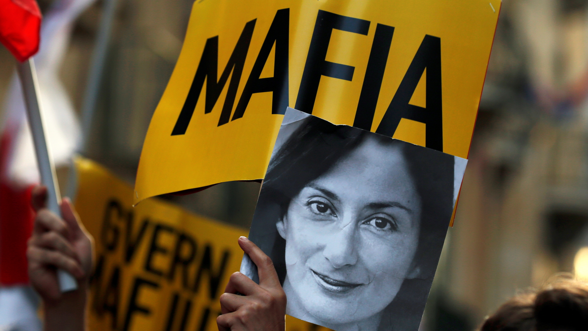 Demonstrierende halten in Malta das Bild der ermordeten Journalistin Daphne Caruana Galizia und ein Schild mit der Aufschrift "Mafia" hoch. | REUTERS