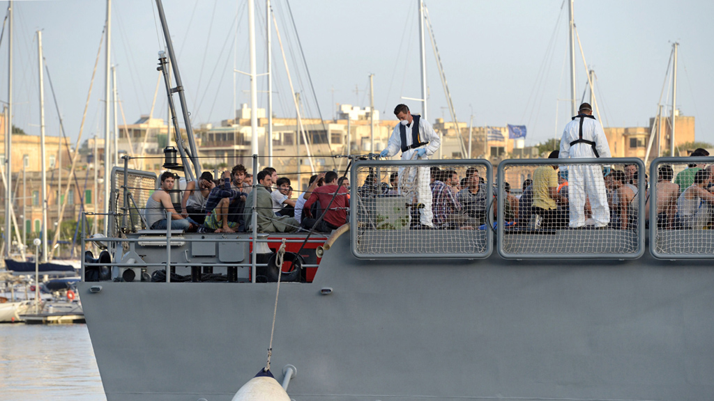 Ein Patrouillenboot mit Flüchtlingen erreicht Malta. | AFP