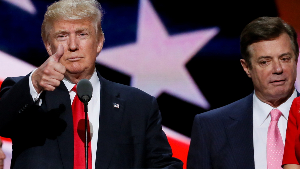 Paul Manafort mit Donald Trump auf einer Wahlkampfveranstaltung | REUTERS