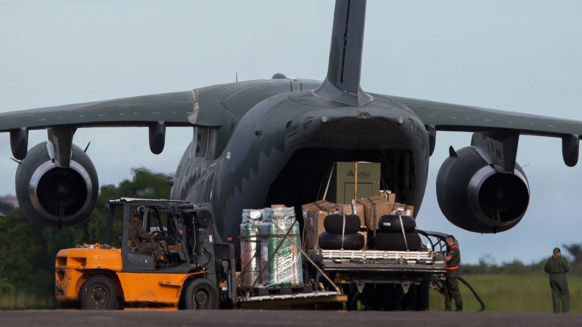 Ein Militärflugzeug liefert in Manaus Hilfsgüter für die Versorgung von Covid-19-Patienten | AFP