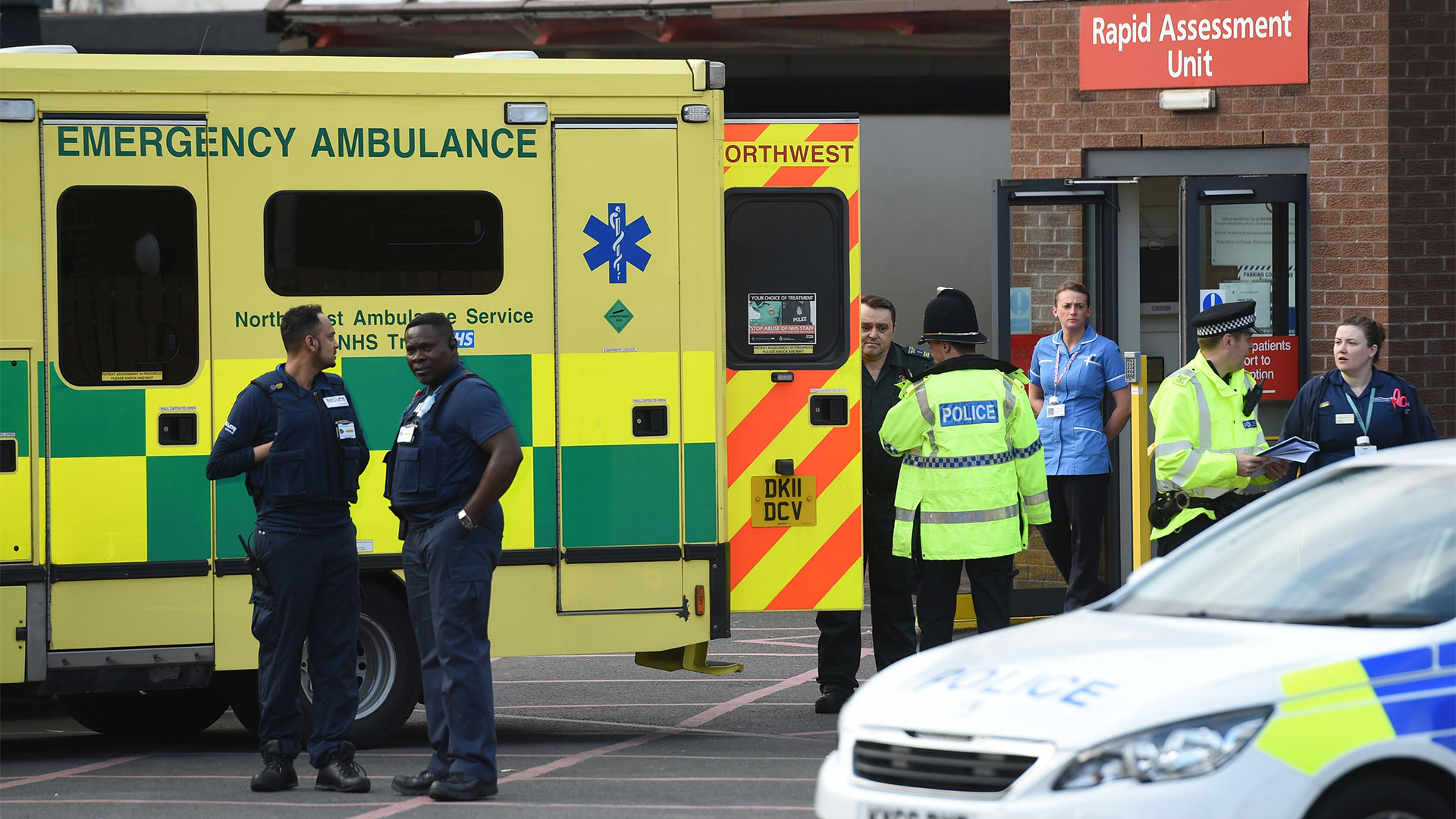 Ein Krankenwagen steht in Machester vor dem Königlichen Krankenhaus.  | dpa
