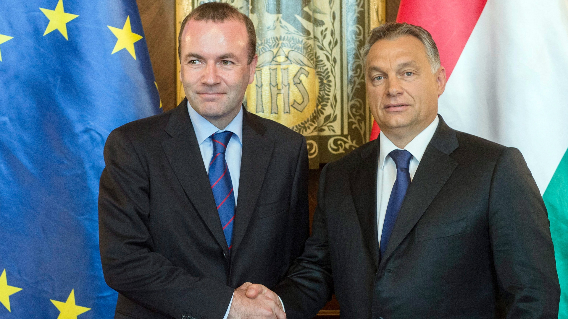 Ein Bild aus der Vergangenheit: EVP-Fraktionsvorsitzender Manfred Weber und Viktor Orban beim Handschlag (Foto vom 11. September 2015). | dpa