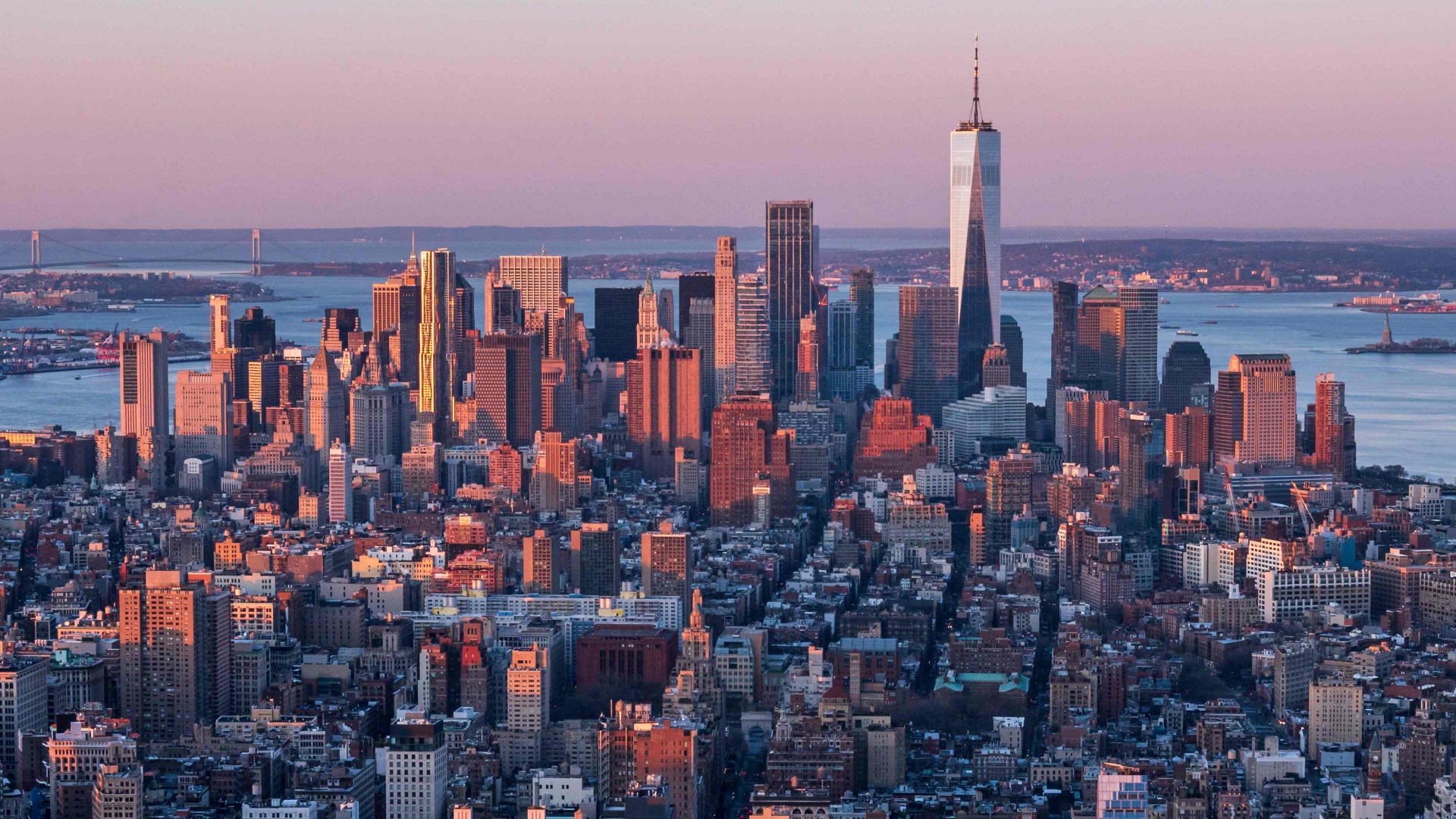 Die Skyline von Manhattan im Licht der untergehenden Sonne. | null