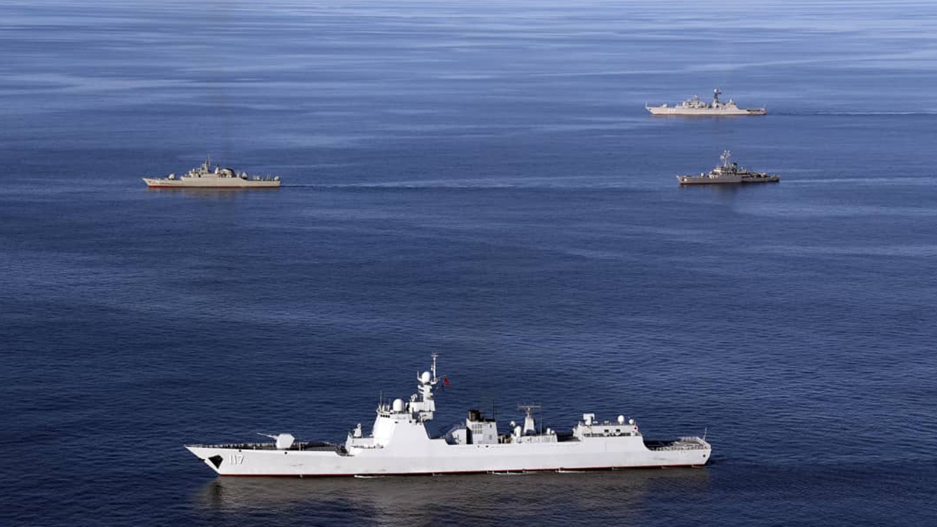 Auf diesem von der iranischen Armee bereitgestellten Foto fahren Kriegsschiffe während eines gemeinsamen Marinemanövers von Russland, dem Iran und China im Golf von Oman. (Archivbild vom 28. Dezember 2019) | AP