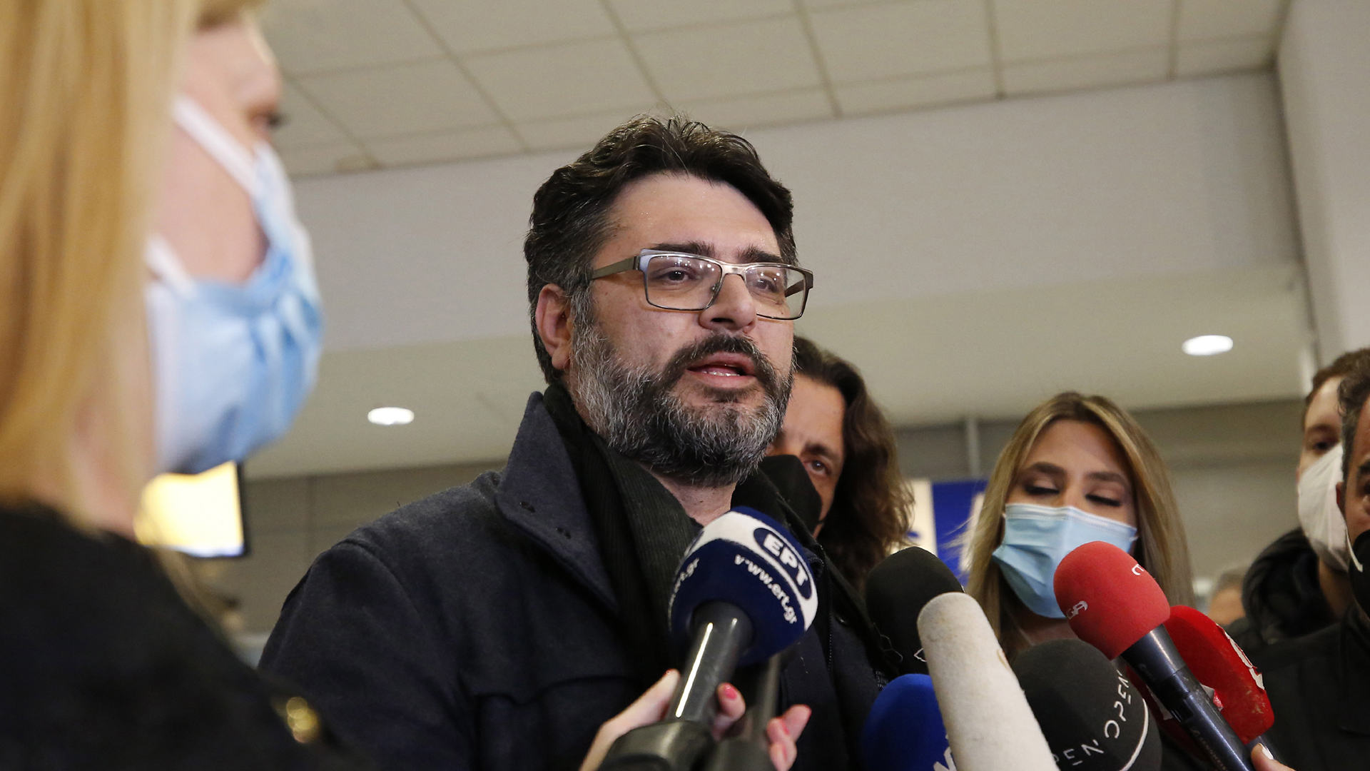  Manolis Androulakis spricht mit den Medien nach seiner Ankunft in Spata, Griechenland. | EPA