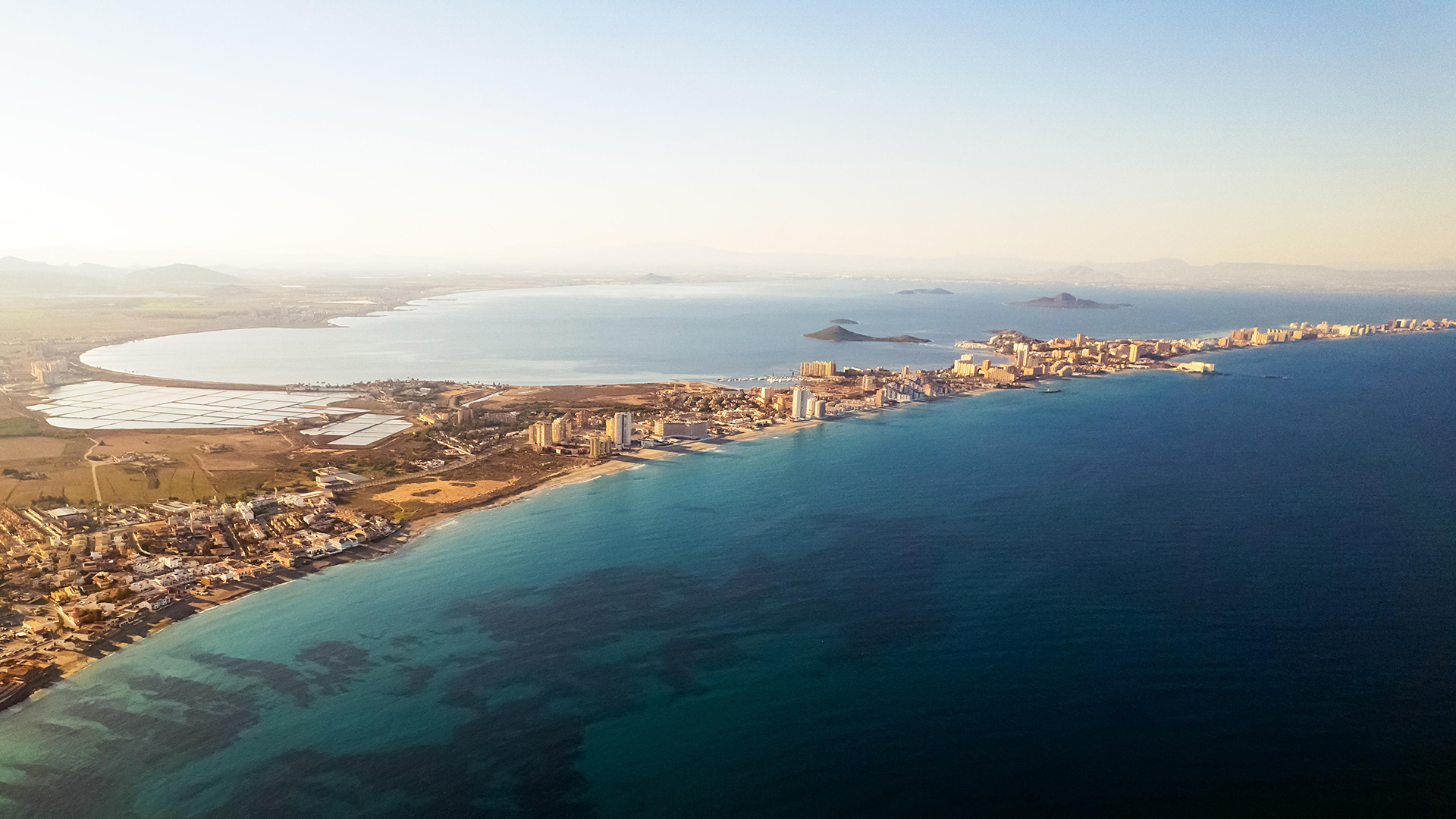 Luftaufnahme der Lagune Mar Menor vom Mittelmeer aus gesehen (Archivbild: Januar 2022)