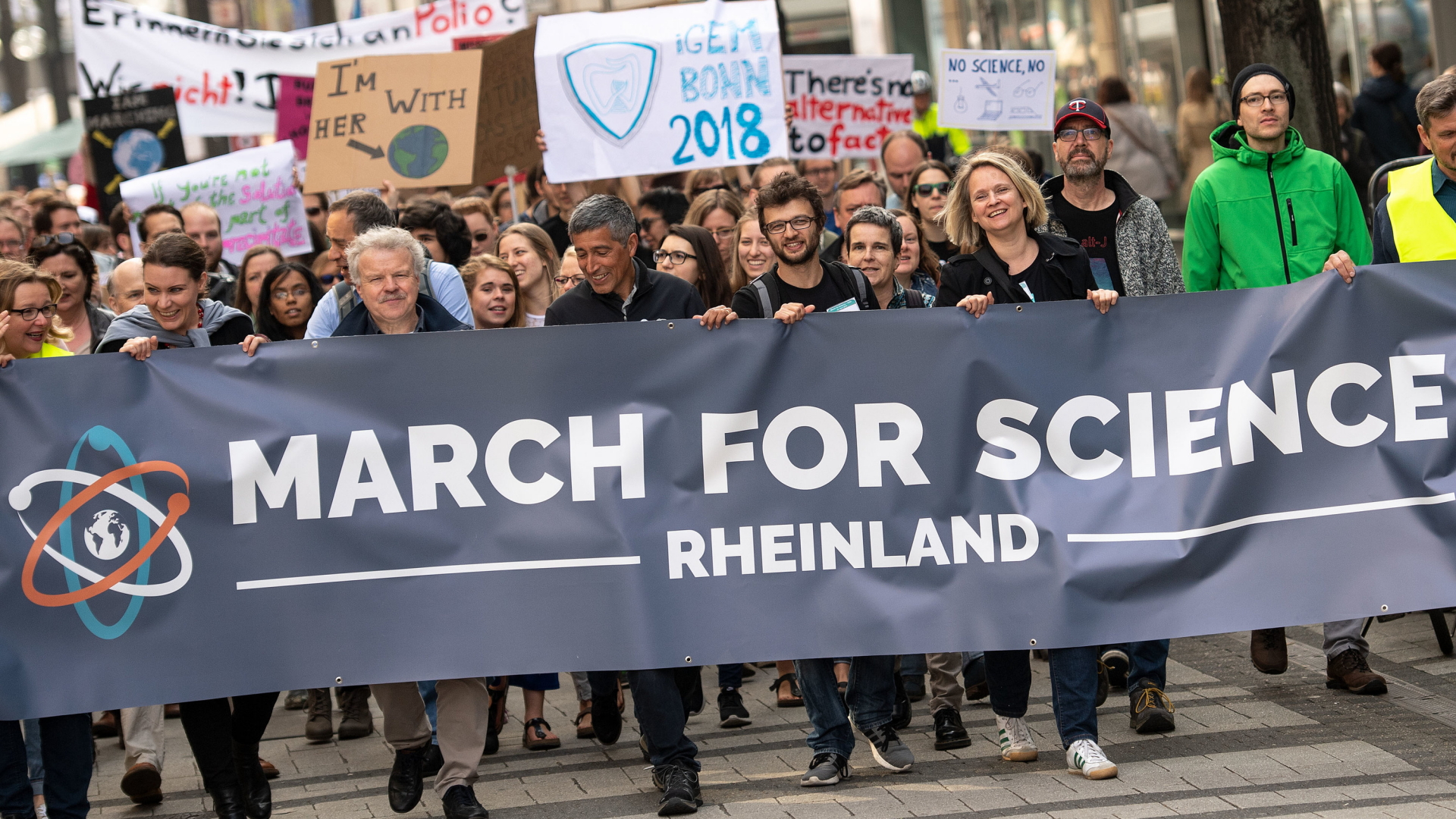 Demonstranten in Köln halten ein Banner mit der Aufschrift "March For Science"