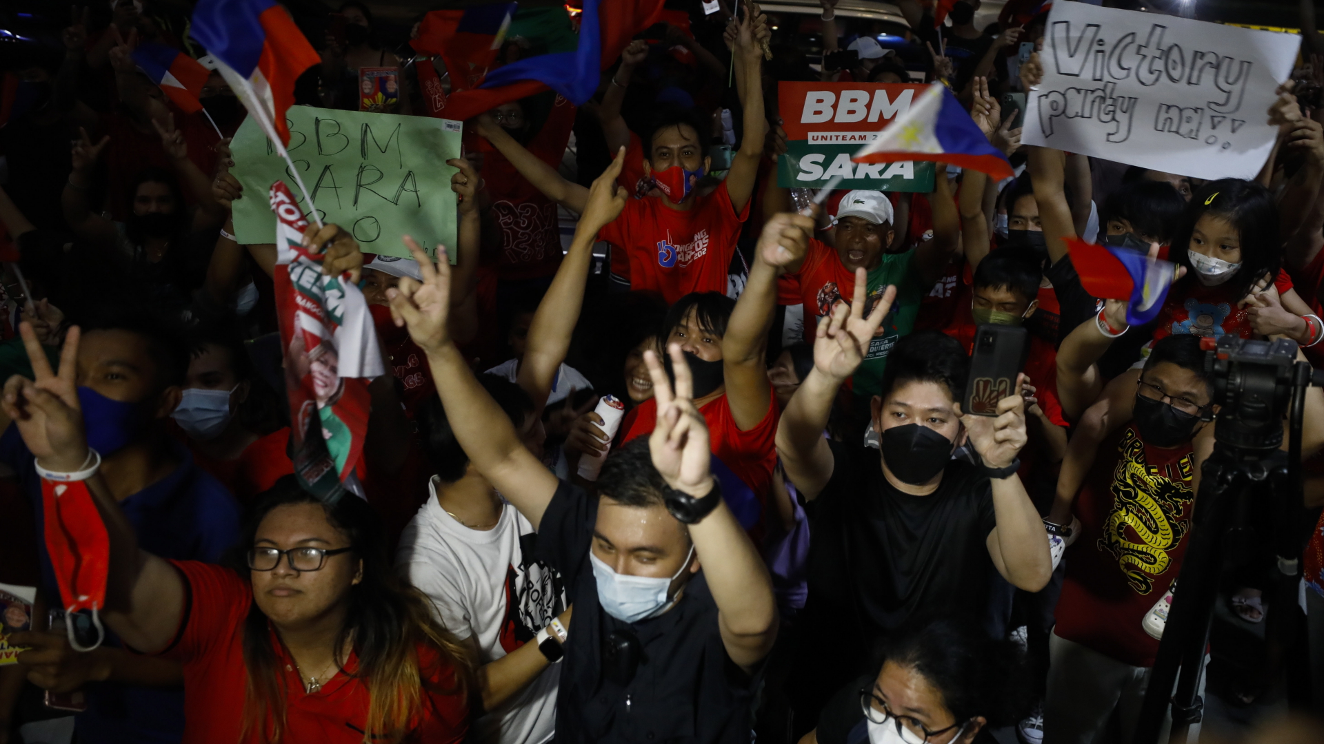 Anhänger von Ferdinand Marcos Jr., genannt Bongbong, feiern in Manila vor der Parteizentrale.  | EPA