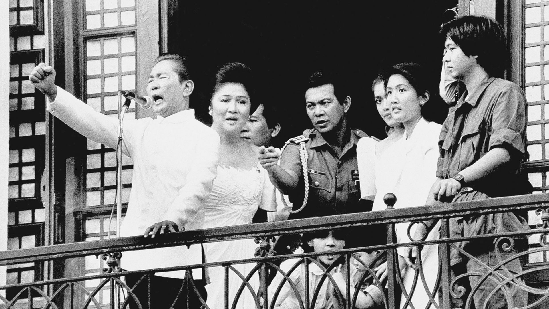 Ferdinand Marcos, Imelda Marcos und Ferdinand Marcos Junior auf einem Balkon in Manila (Philippinen) im Jahr 1986 | AP