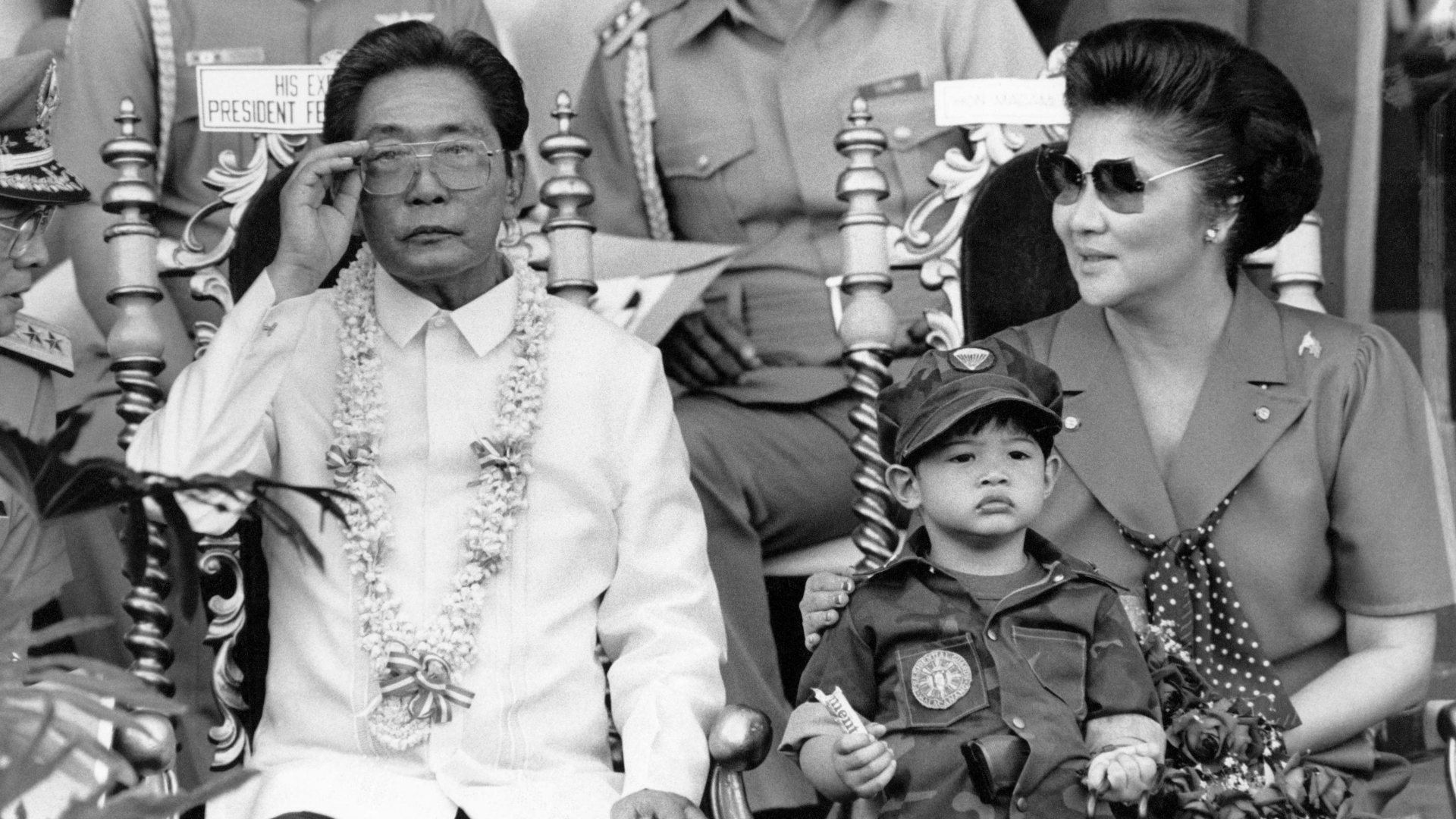 Ferdinand Marcos Sr. und seine Frau Imelda mit einem Kind im Jahr 1985 | AFP