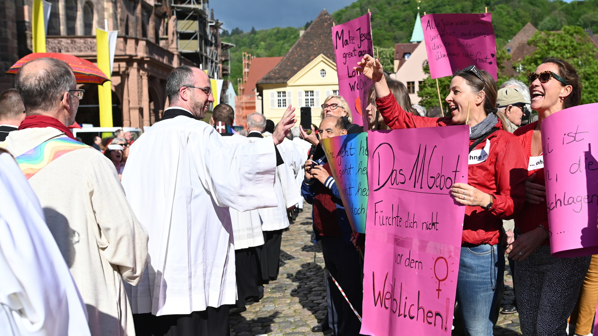 Priester und Frauen der Initiative "Maria 2.0" vor dem Münster in Freiburg. | dpa
