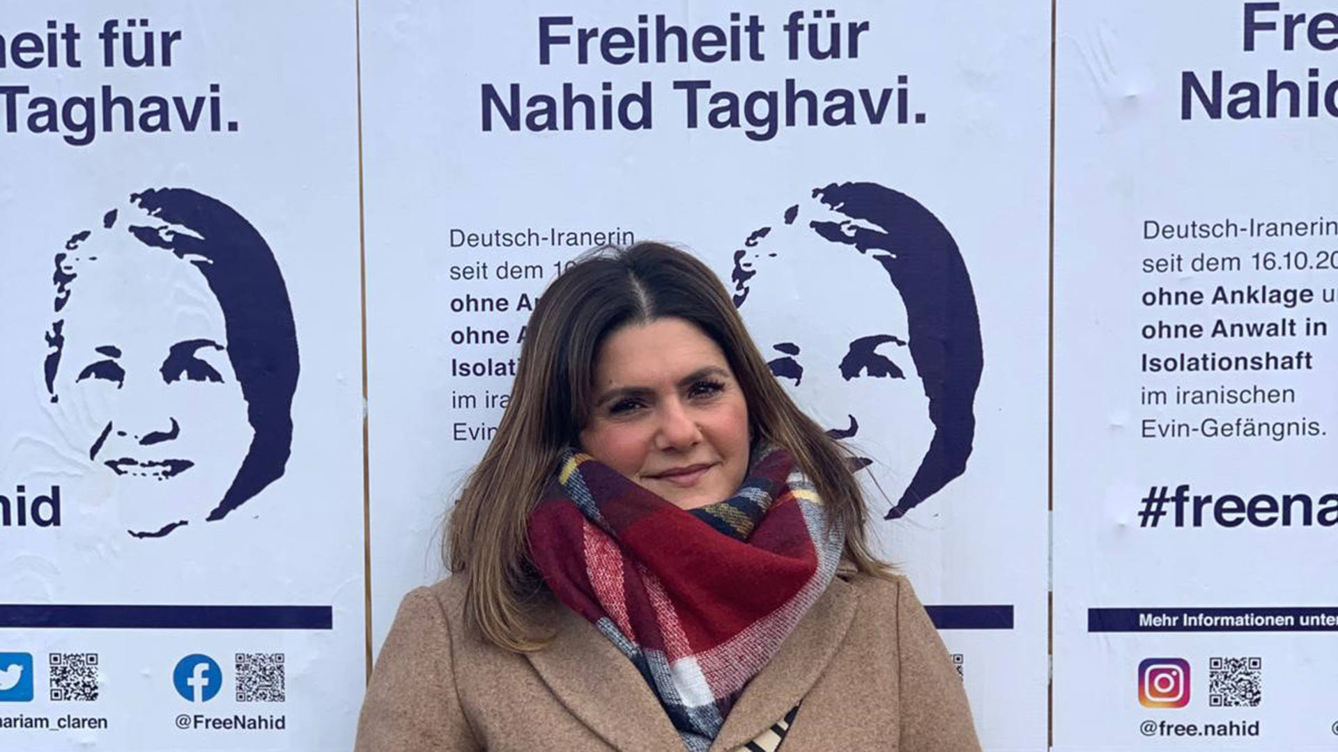 Mariam Claren steht vor einer Plakatwand mit der Aufschrift "Freiheit für Nahid Taghavi". | Bamdad Esmaeli / WDR