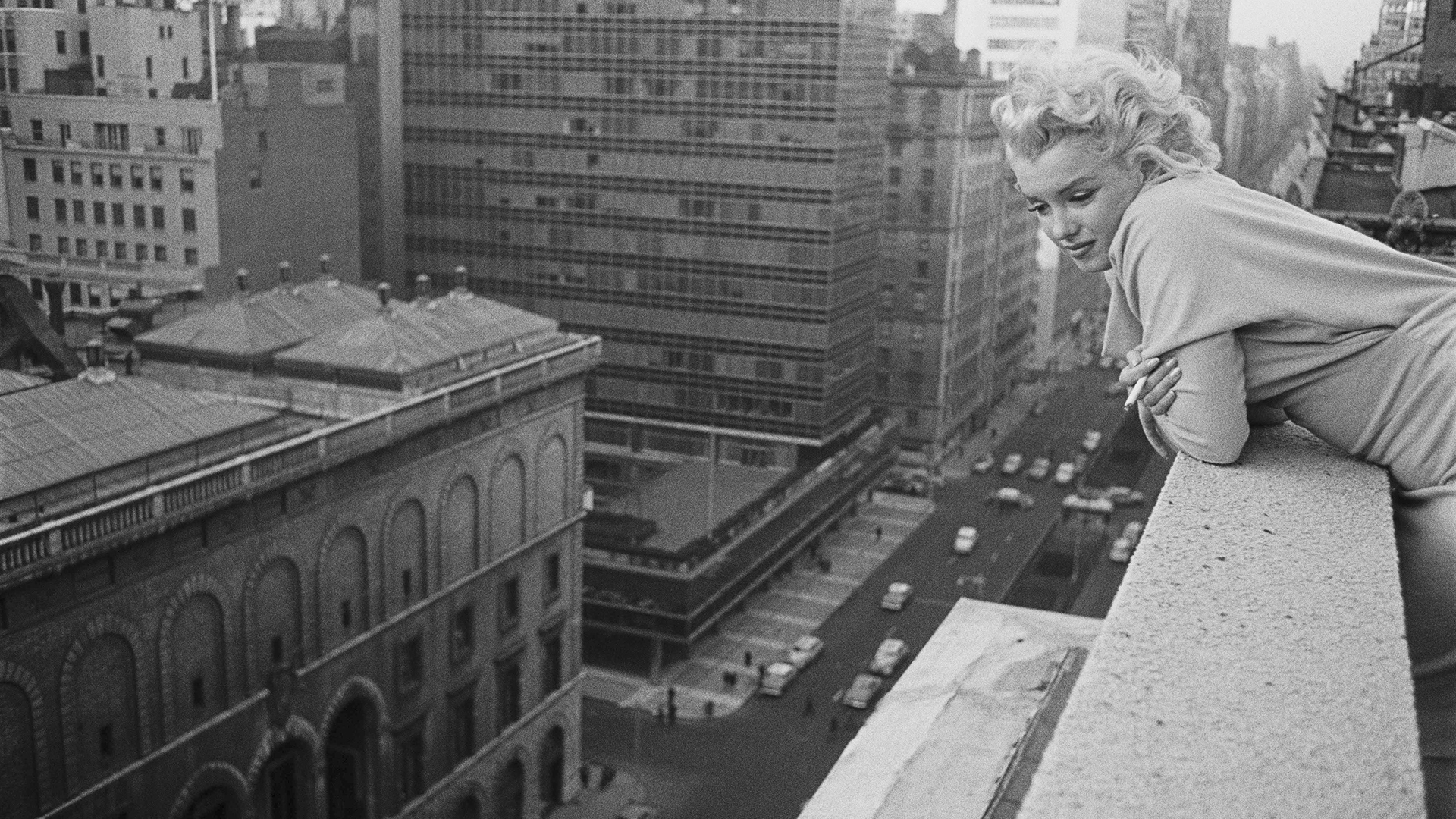 Marilyn Monroe blickt von einem Balkon | Bildquelle: Michael Ochs Archives