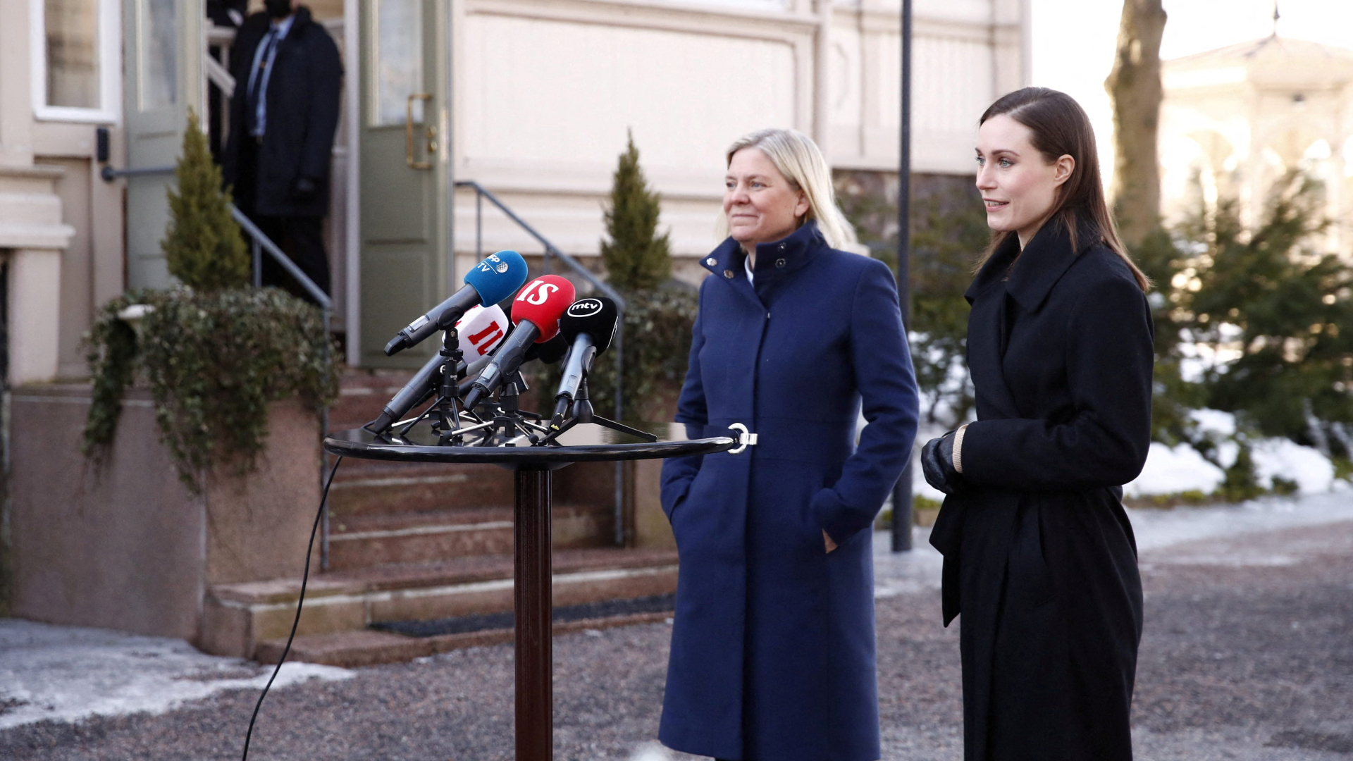 Sanna Marin und Magdalena Andersson geben in Helsinki ein Pressestatement ab. | via REUTERS