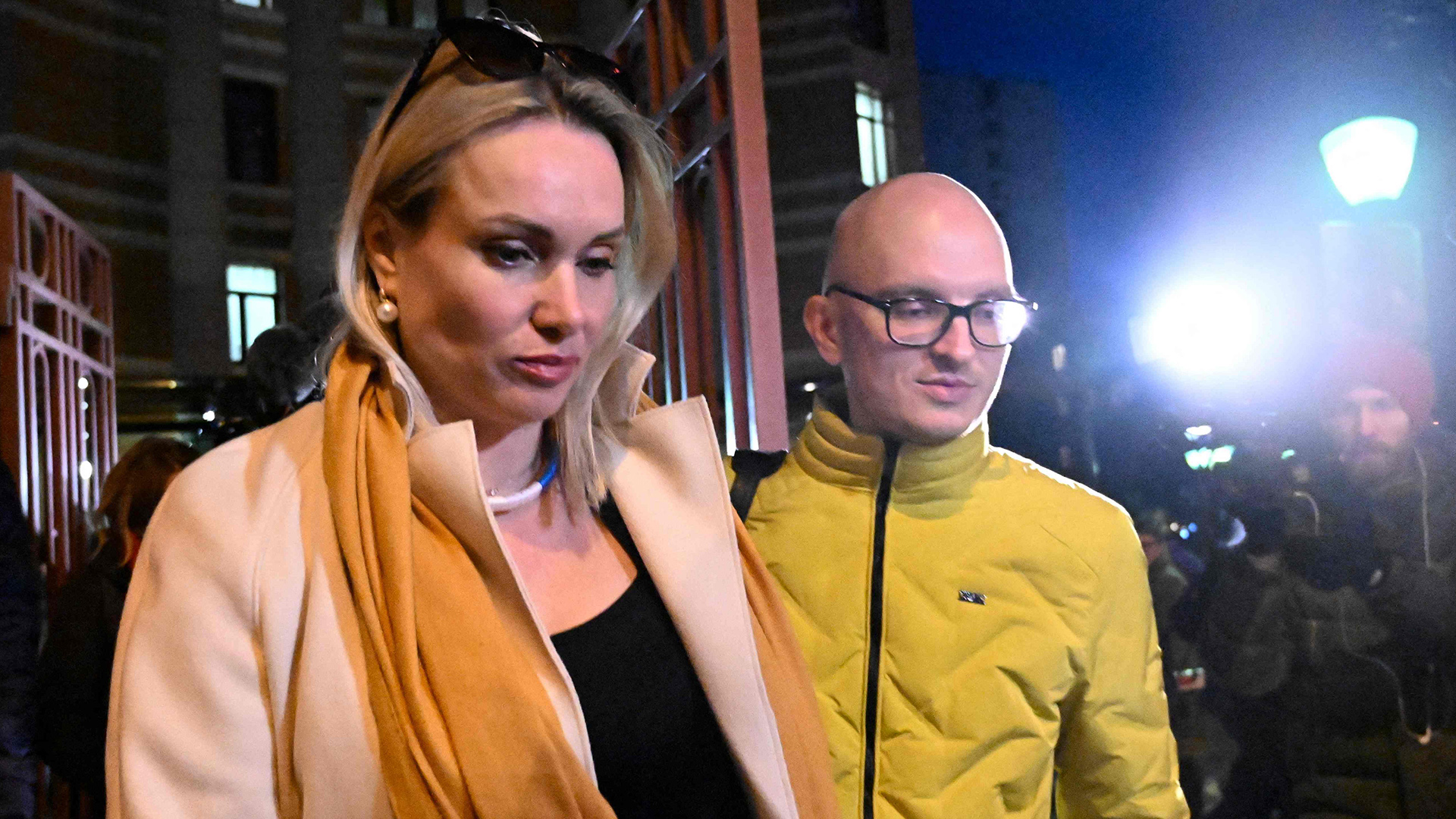Marina Ovsyannikova verlässt das Bezirksgericht in Moskau. | AFP