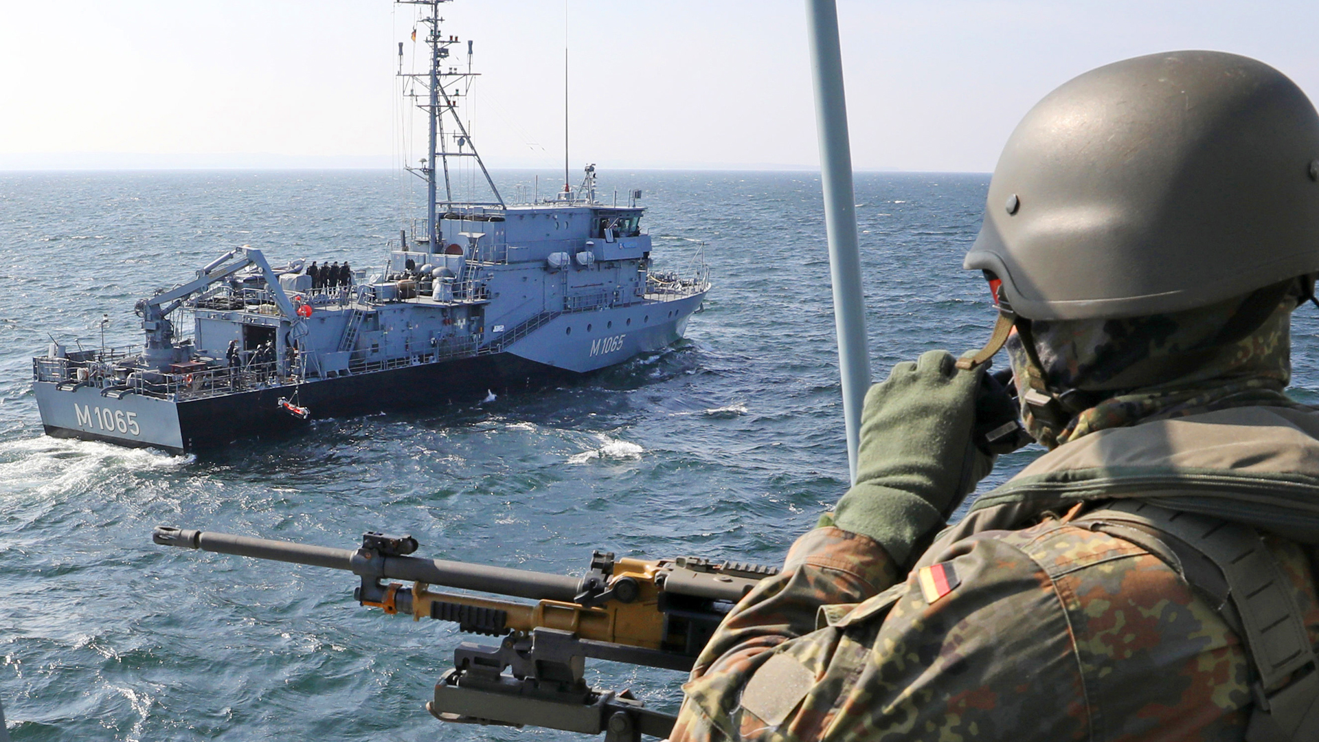 Bundeswehrsoldat beobachtet ein Minenjagdboot