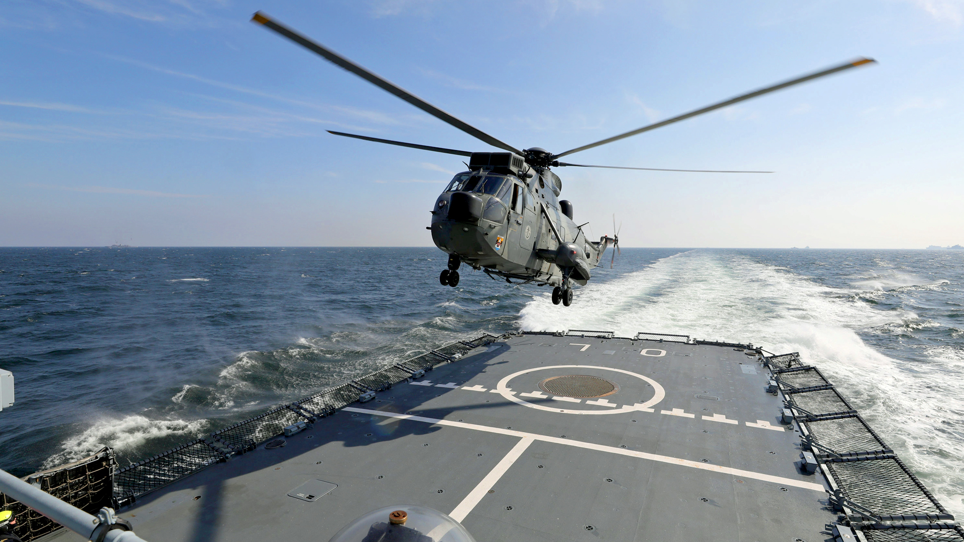 Hubschrauber startet von Bord einer Korvette der Bundeswehr | dpa