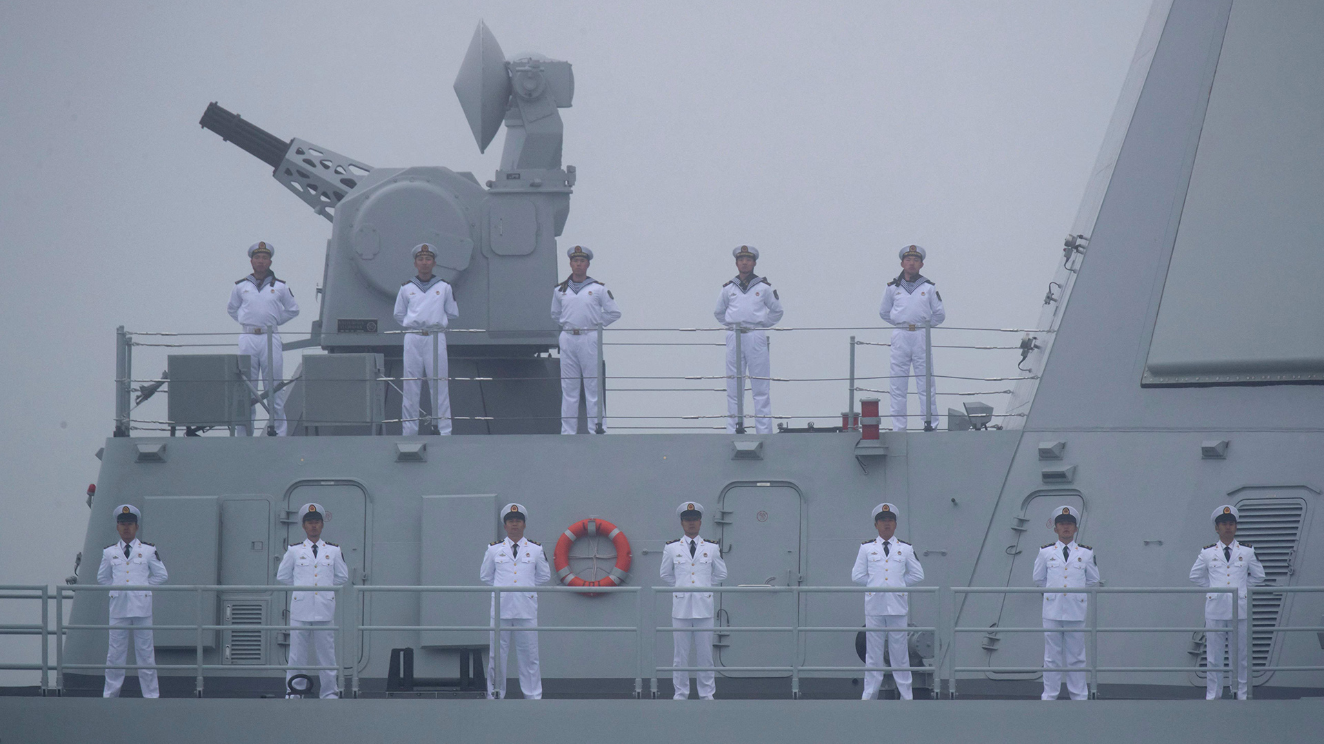 Chinesische Matrosen auf dem Deck des neuen Typ 055-Lenkwaffenzerstörers Nanchang der chinesischen Marine. | AFP