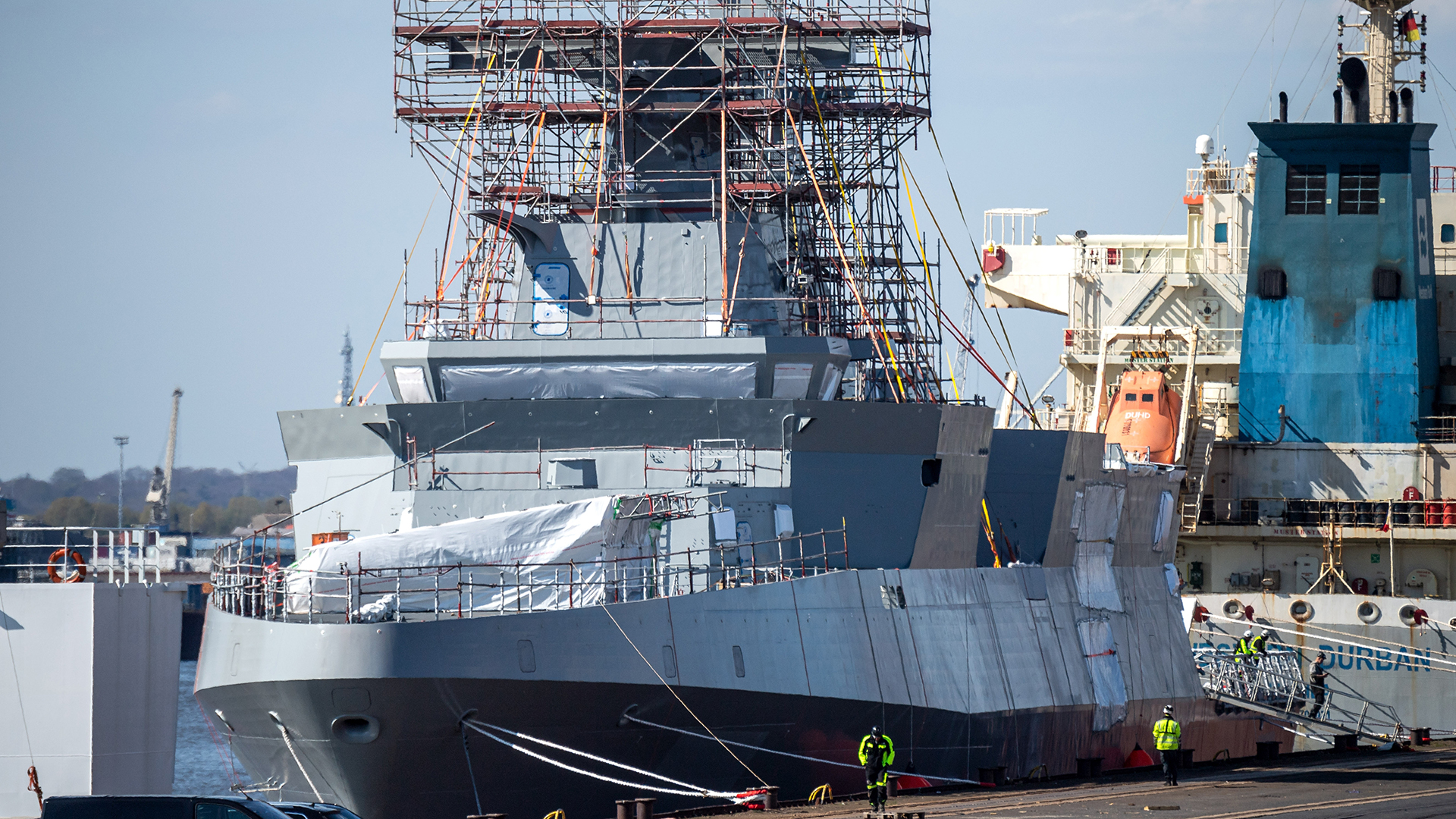 Ein Marineschiff vom Typ Meko 200 für Ägypten liegt im Neustädter Hafen.  | picture alliance/dpa