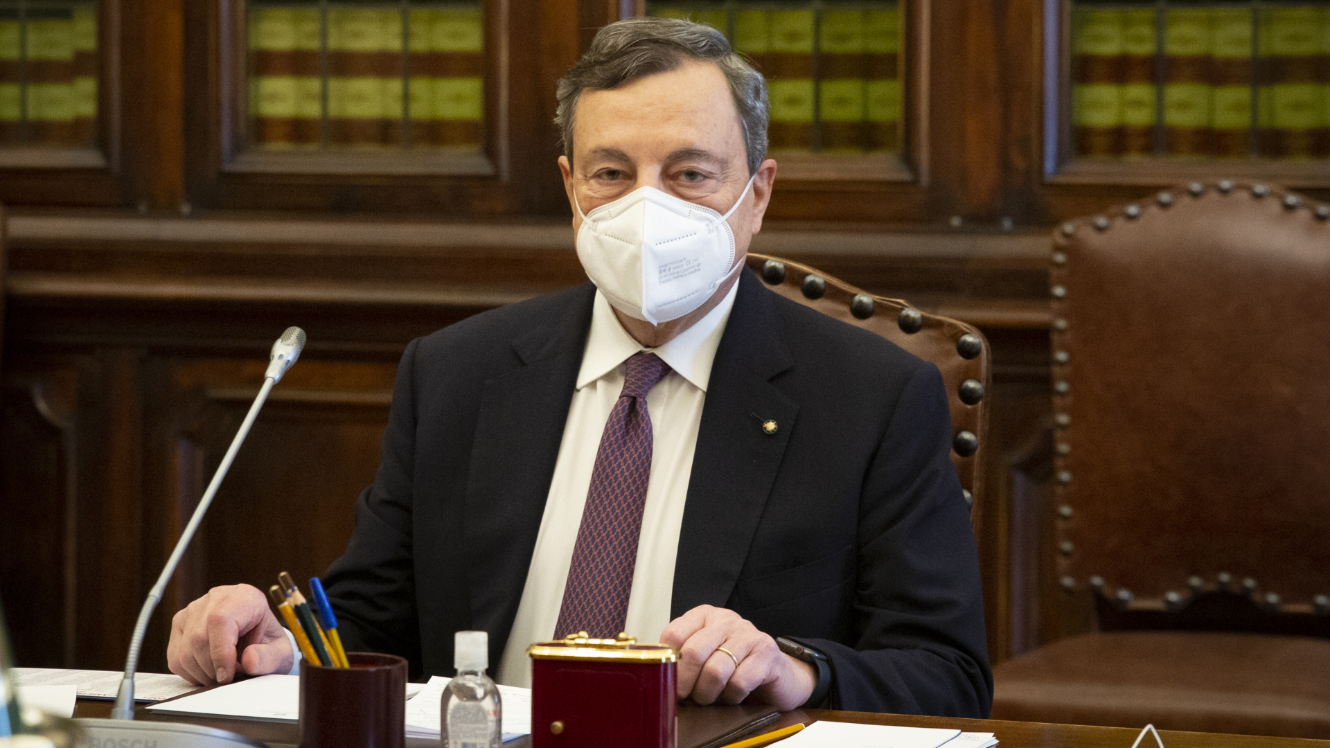 Mario Draghi trägt einen Mund-Nasen-Schutz während der Beratungen zur Bildung der neuen italienischen Regierung. | dpa