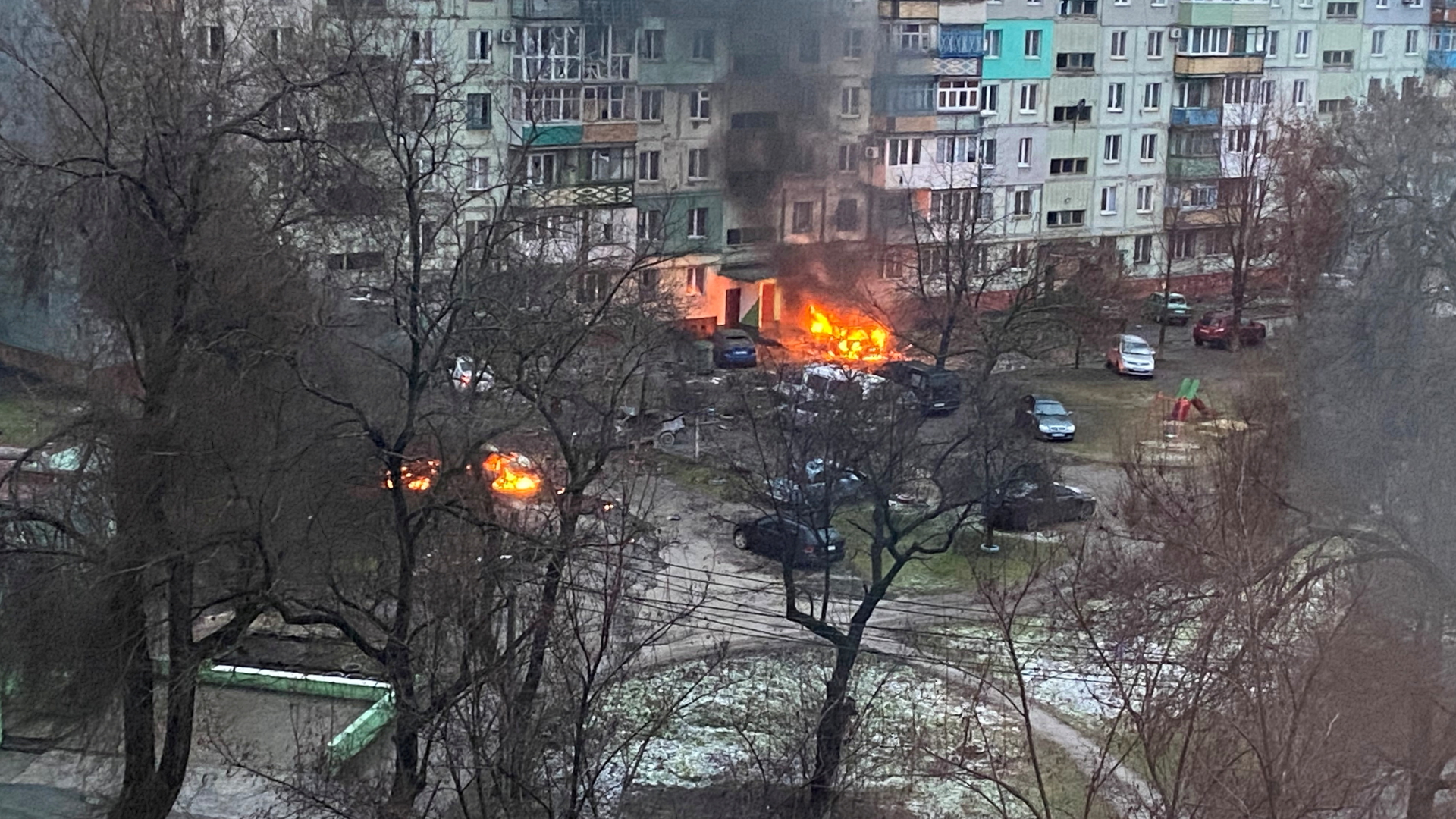 Nach Beschuss gibt es Brände in Mariupol | via REUTERS