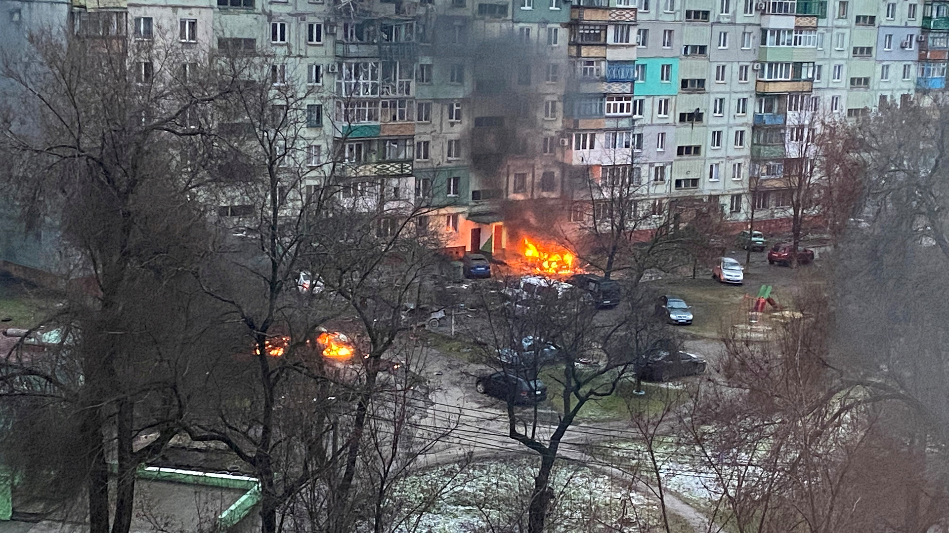 Feuer in Mariupol in einem Wohngebiet nach Beschuss inmitten der russischen Invasion in der Ukraine | via REUTERS