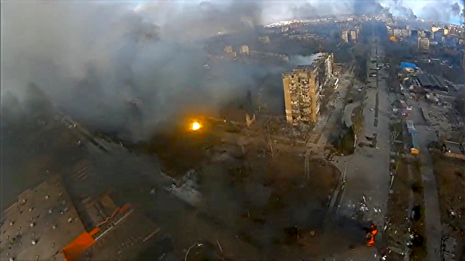 Eine Luftaufnahme zeigt eine Explosion und Rauch, der aus beschädigten Wohngebäuden aufsteigt, inmitten der russischen Invasion in der Ukraine in Mariupol. | via REUTERS