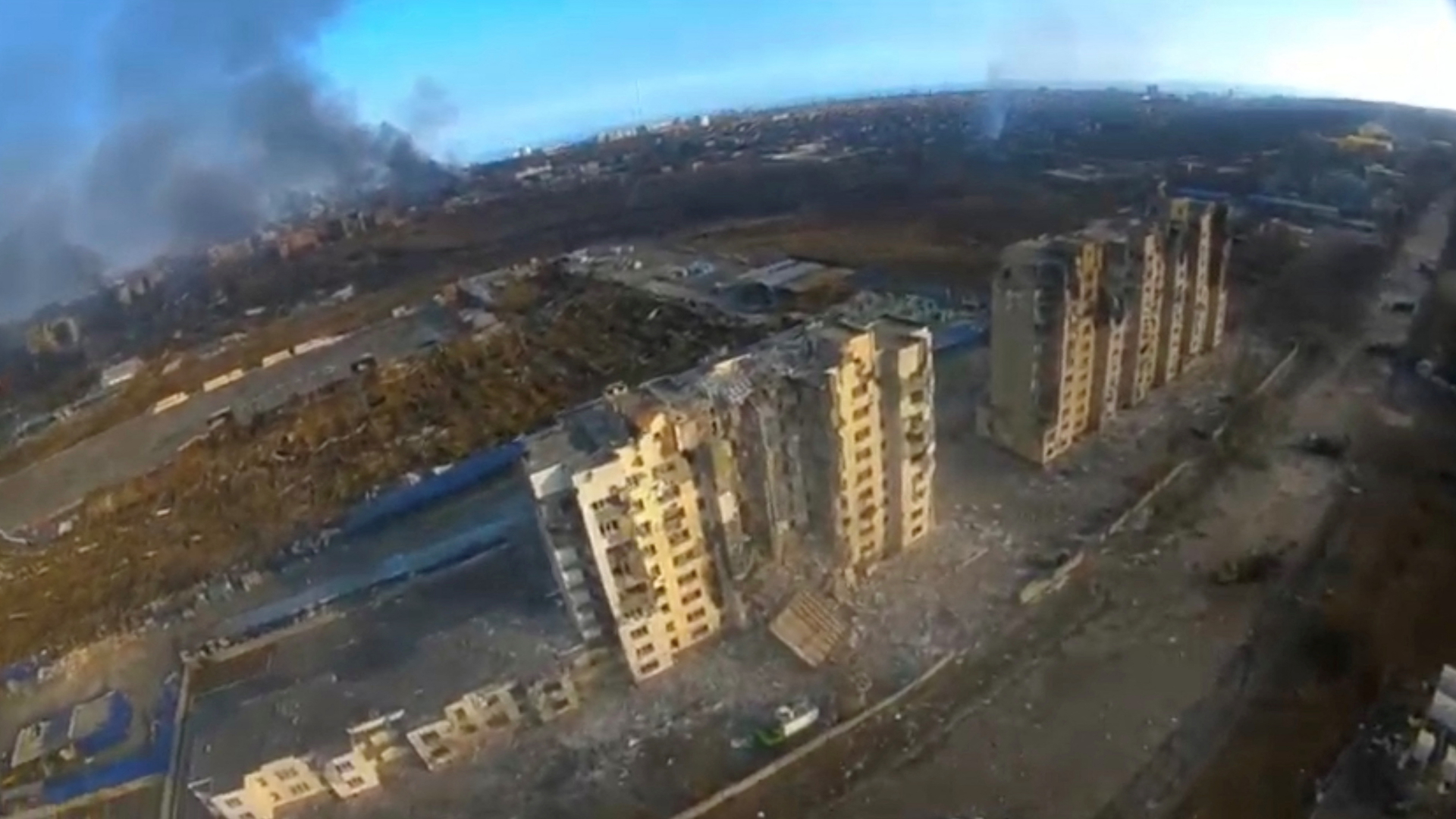 Eine Luftaufnahme zeigt Rauch, der im ukrainischen Mariupol aus beschädigten Wohngebäuden aufsteigt. | via REUTERS