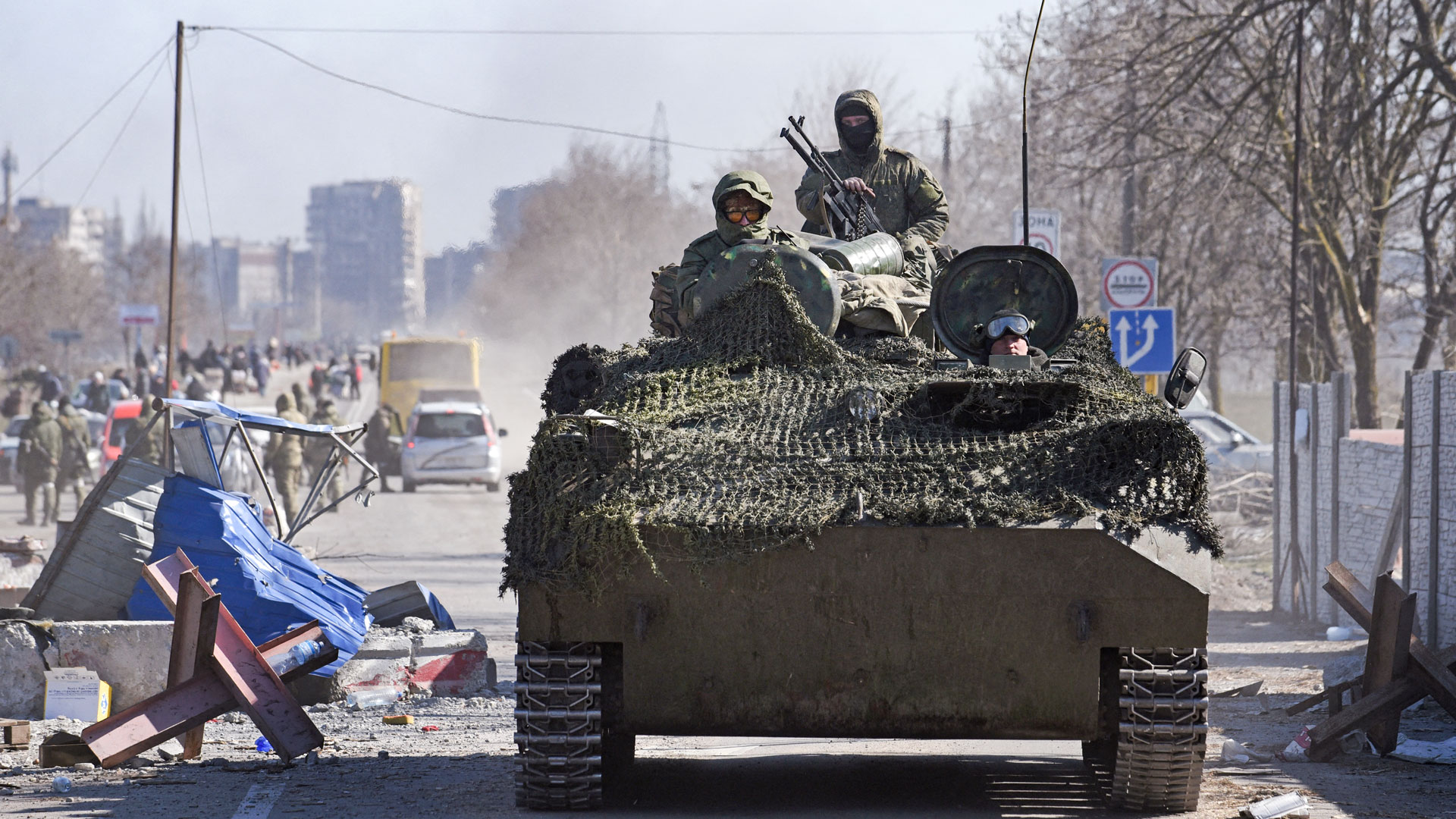 Soldaten der prorussischen Truppen in Uniformen ohne Abzeichen fahren in der belagerten südlichen Hafenstadt Mariupol, Ukraine, ein gepanzertes Fahrzeug. | REUTERS