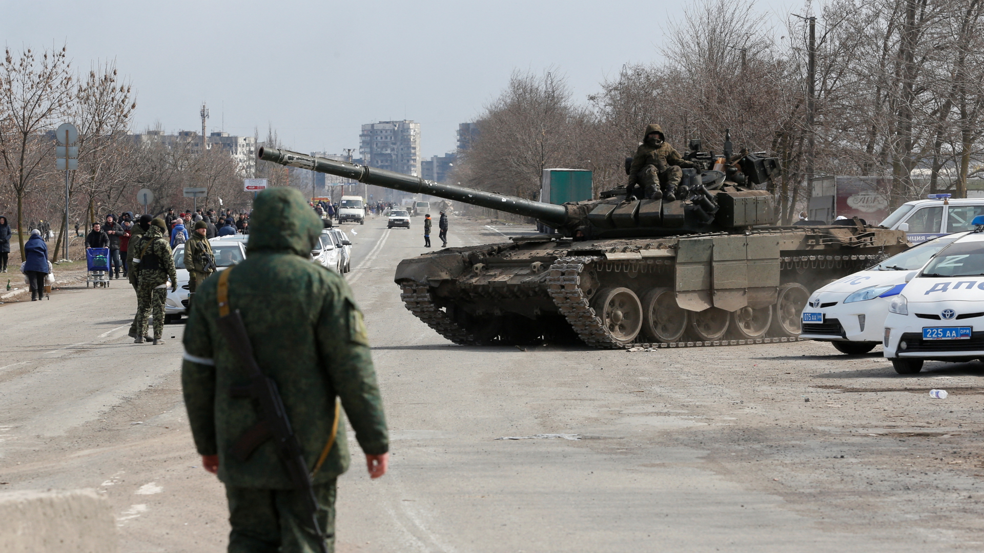 Ein Panzer der pro-russischen Truppen fährt auf einer Straße nahe Mariupol | REUTERS