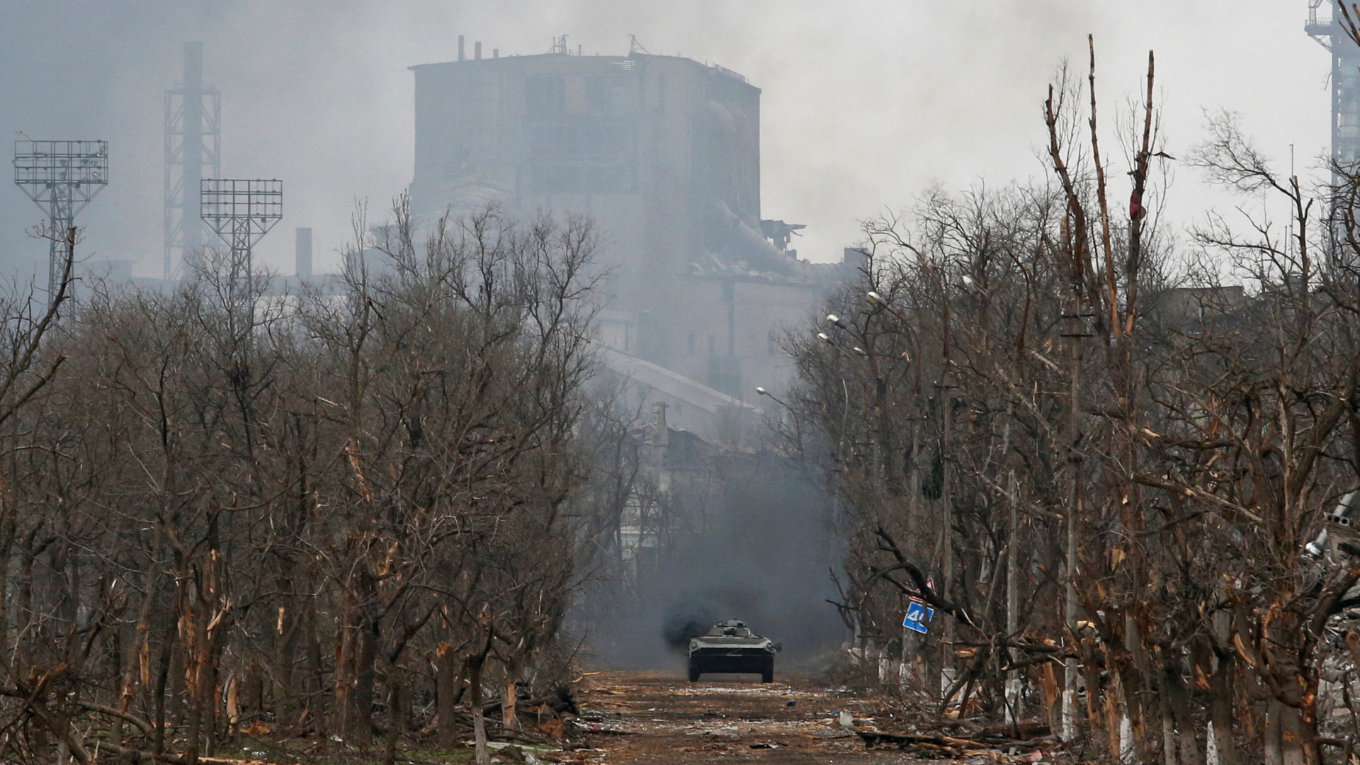 Ein Militärfahrzeug pro-russischer Kämpfer nahe des Werks von Asowstal in der ukrainischen Stadt Mariupol  | REUTERS