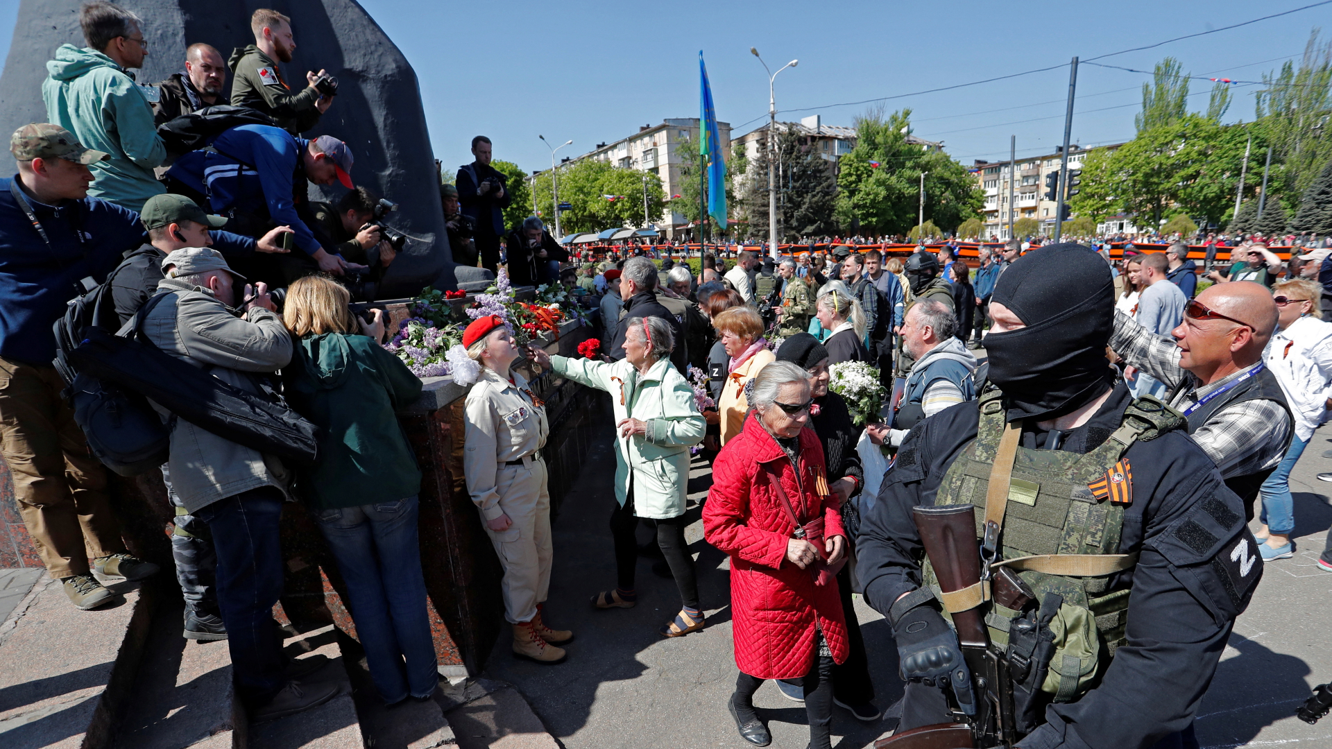 9. Mai in Mariupol: Vermummte Bewaffnete vor einem Kriegsdenkmal. | REUTERS