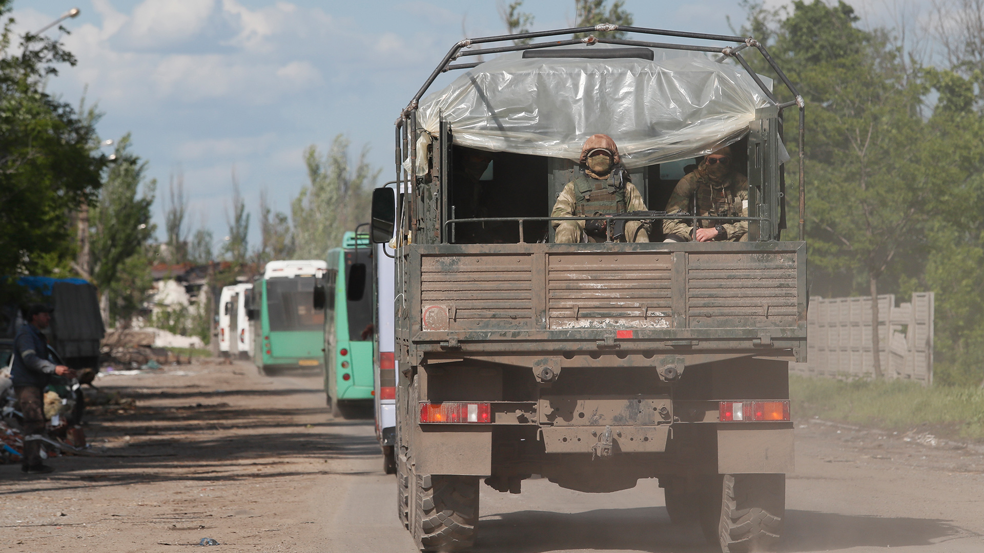 Fahrzeuge mit Angehörigen der ukrainischen Streitkräfte verlassen die Stadt. | dpa