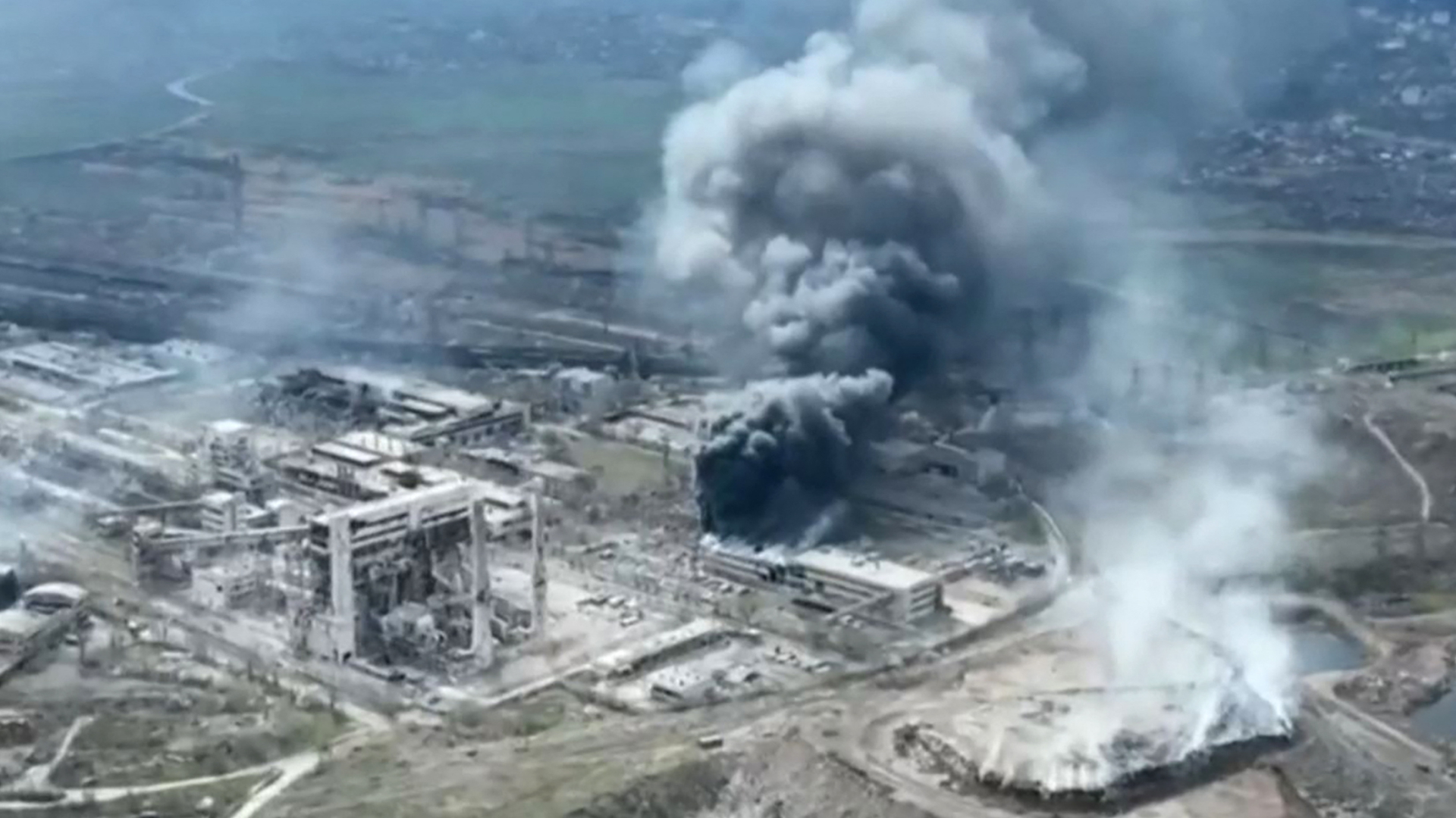 Ein Video der Stadtverwaltung Mariupol, das eine Expolosion auf dem Gelände des Stahlwerks zeigen soll. | AFP