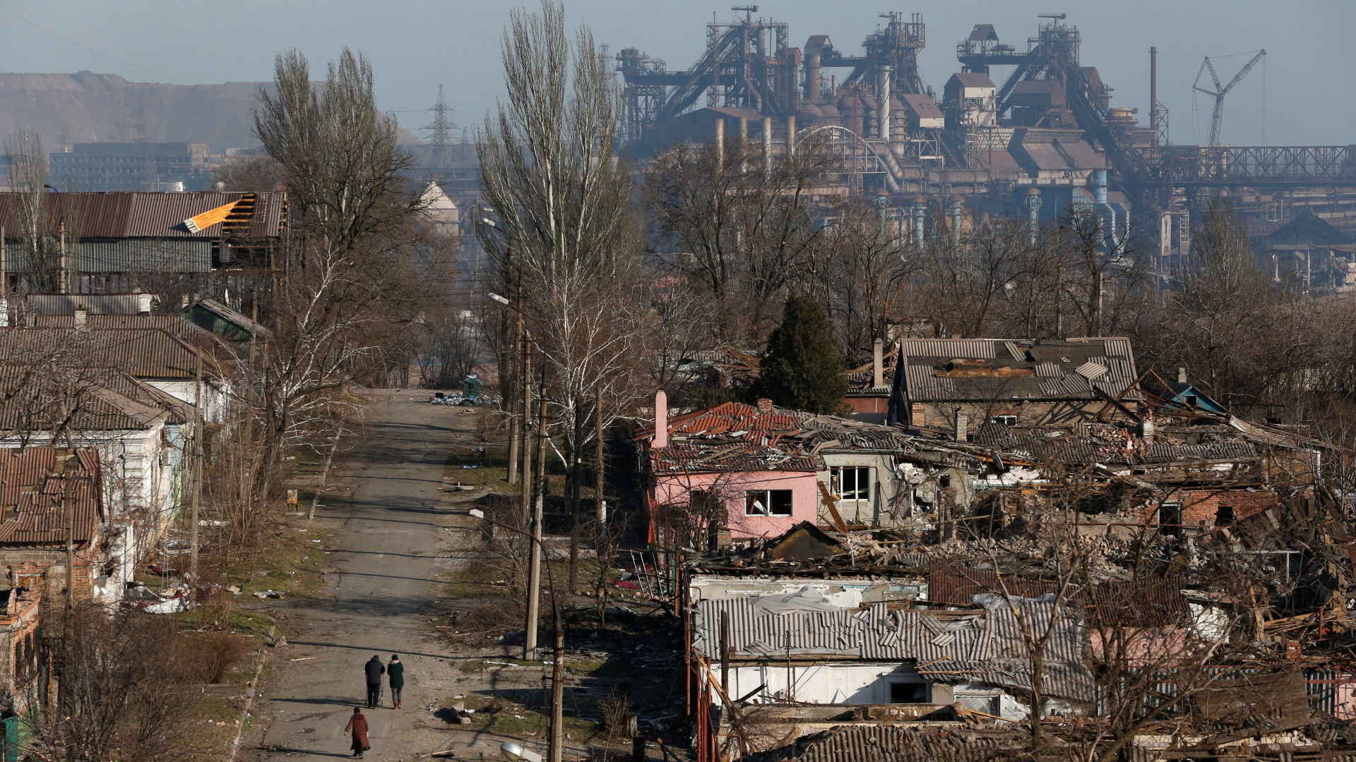 Das Stahlwerk Asowstal im Hintergrund und zerstörte Häuser in Mariupol | REUTERS