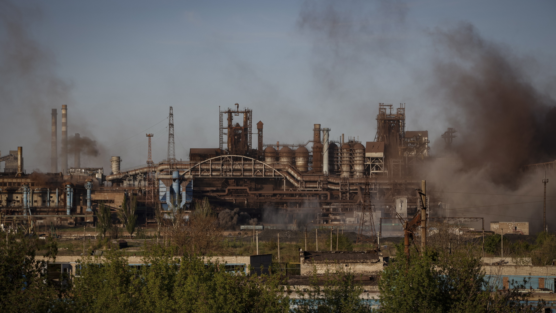 Rauch steigt nach einer Explosion über dem belagerten Asow-Stahlwerk in Mariupol (Ukraine) auf | EPA