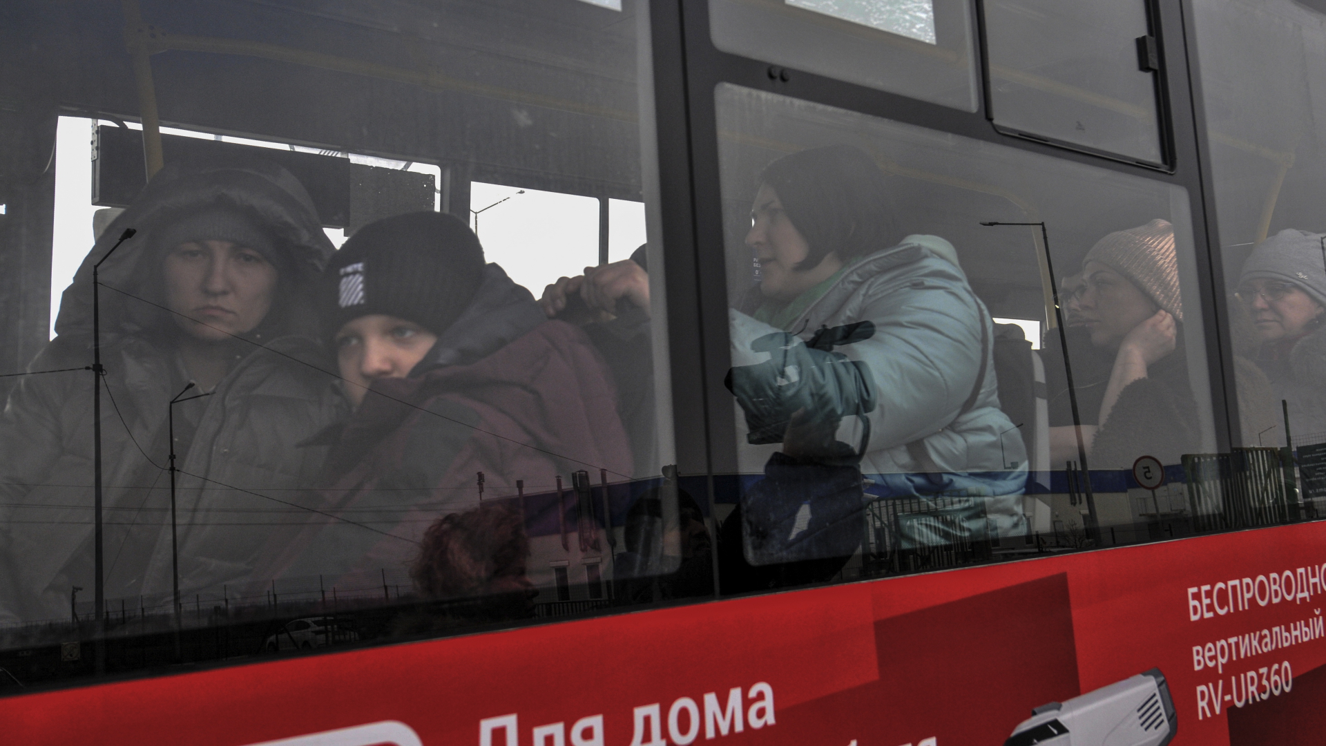 Menschen, die aus Mariupol geflüchtet sind, sitzen in einem Bus | EPA