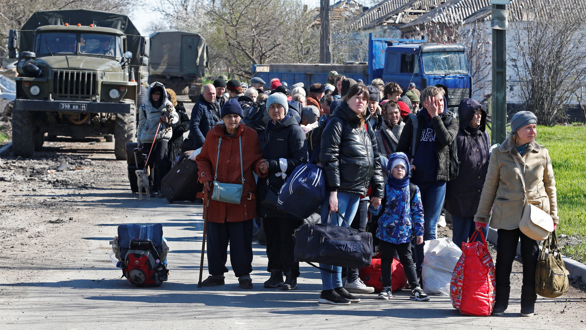 Menschen in Mariupol warten auf ihre Evakuierung aus der Stadt. | REUTERS