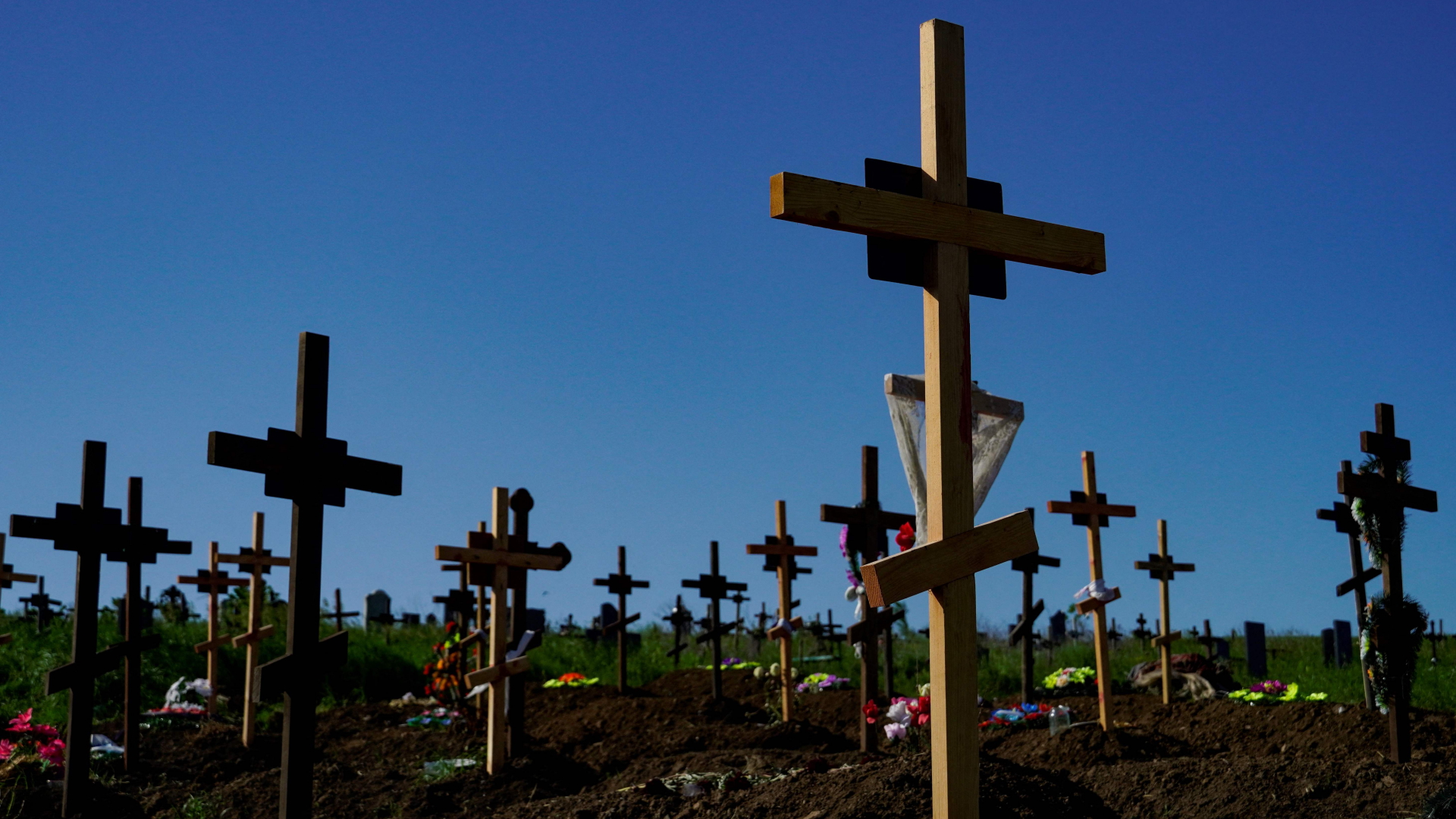 Frische Gräber auf einem Friedhof in Mariupol  | AFP