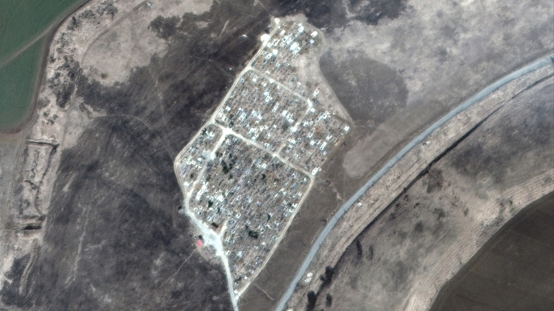 Dieses von Maxar Technologies zur Verfügung gestellte Satellitenfoto zeigt einen Friedhof vor der Erweiterung der Gräber in der Nähe von Wynohradne, etwa 12 Kilometer östlich von Mariupol am 22. März 2022.  | dpa