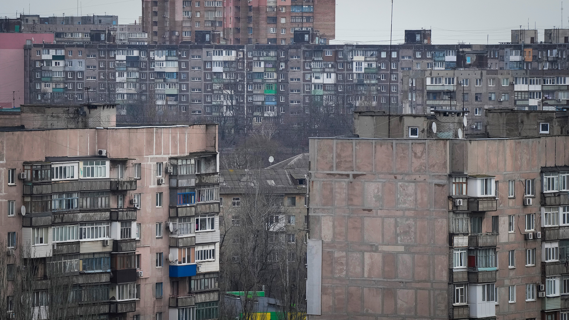 Blick über einige Wohnhäuser in der Stadt Mariupol.  | picture alliance/dpa/AP