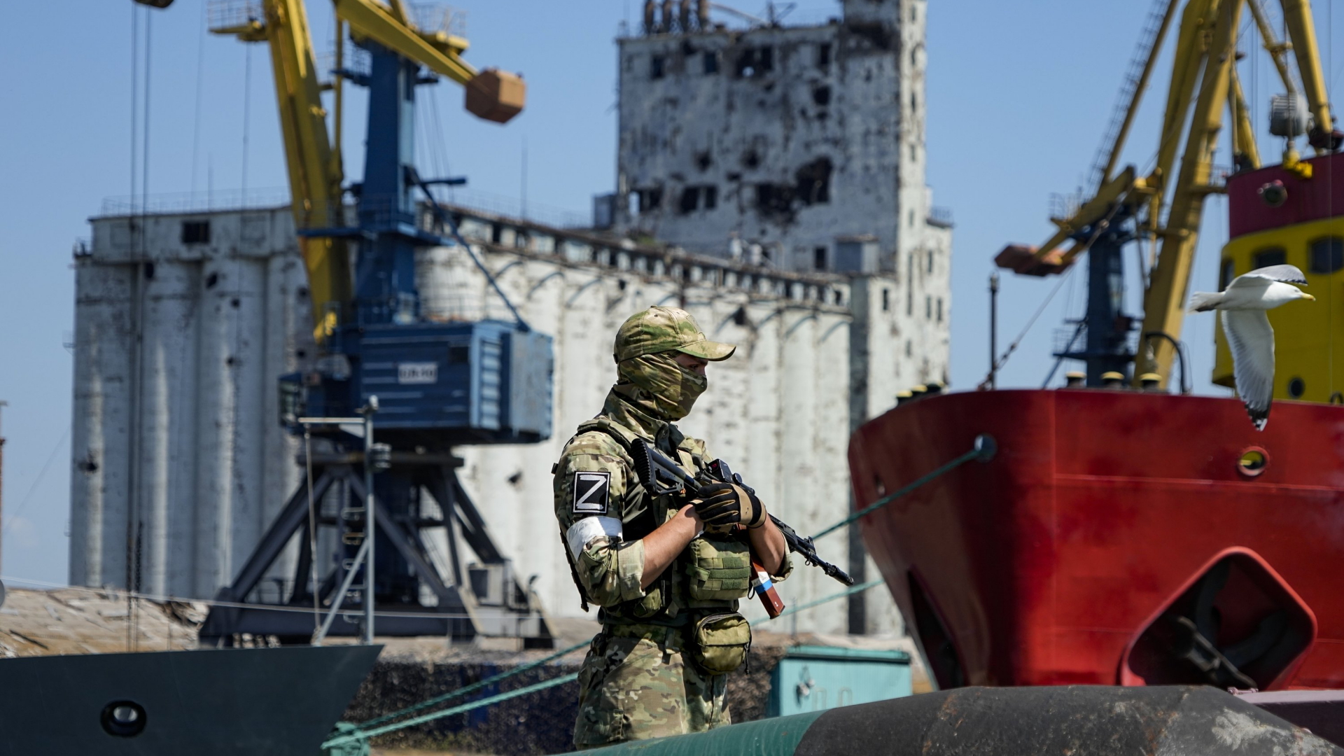 Ein russischer Soldat bewacht einen Getreidespeicher im Hafen von Mariupol. | AP