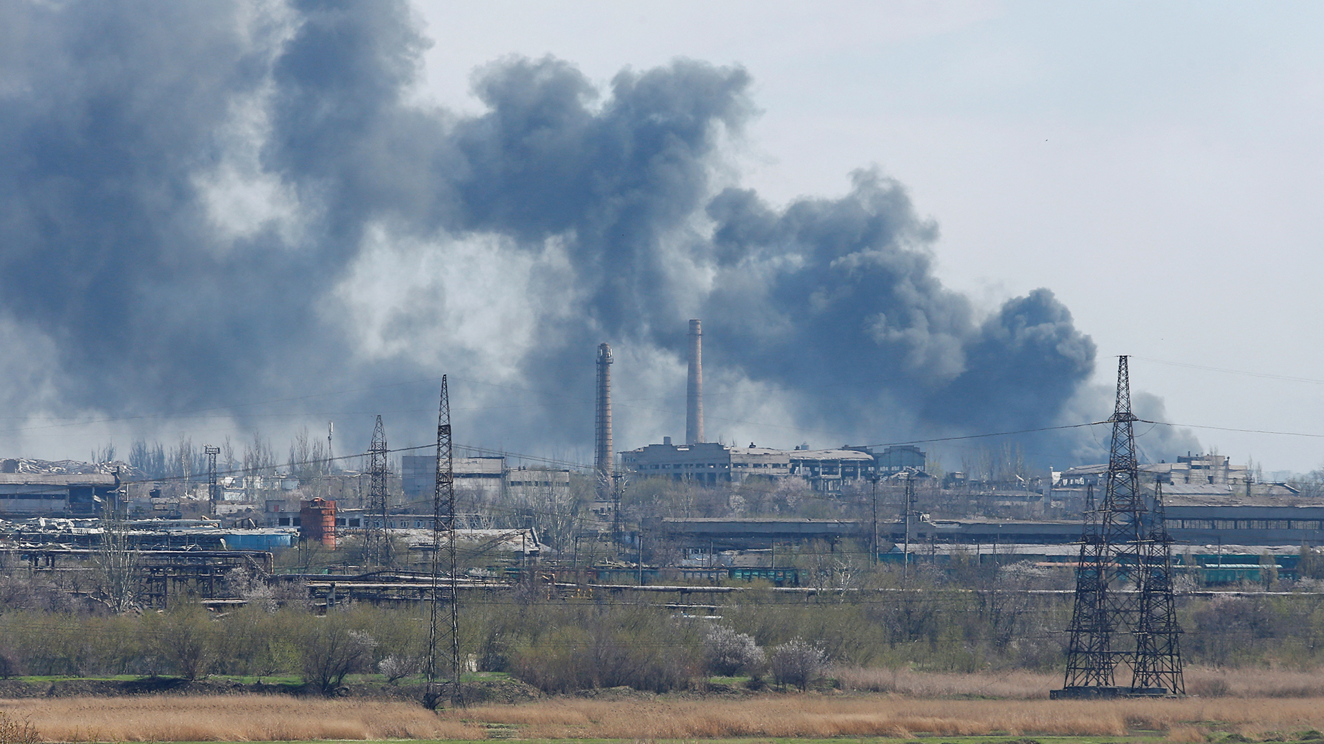 Rauch steigt über einem Stahlwerk in Mariupol auf, Bild vom 20.04.22 | REUTERS