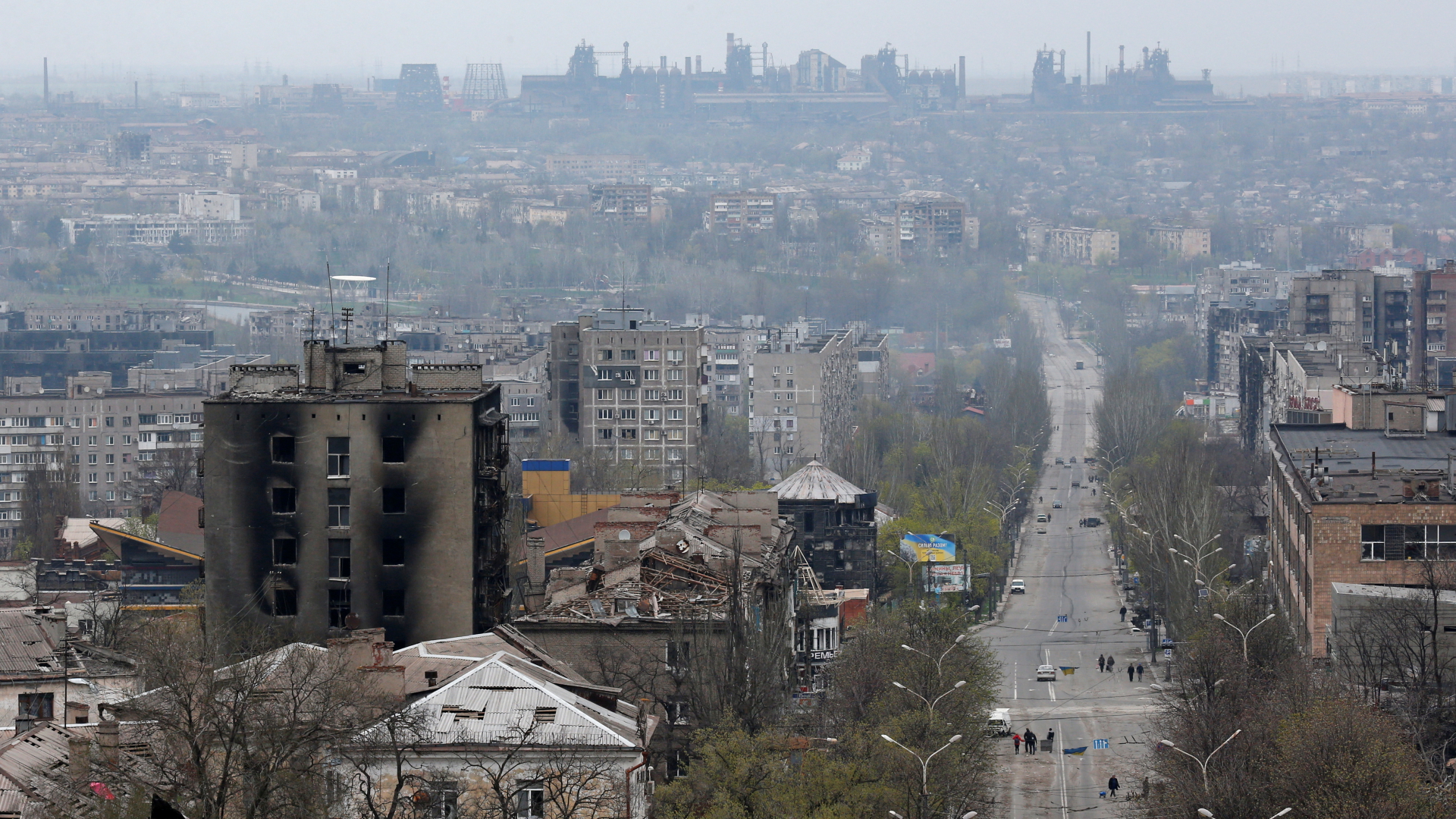 Stadtansicht von Mariupol am Tag mit Stahlwerk im Hintergrund | REUTERS