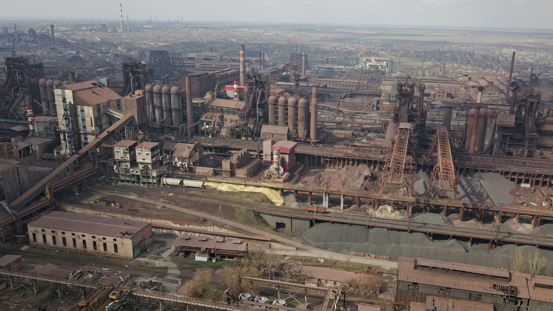 Das beschädigte Stahl- und Eisenwerk Illich in der ukrainischen Hafenstadt Mariupol | REUTERS