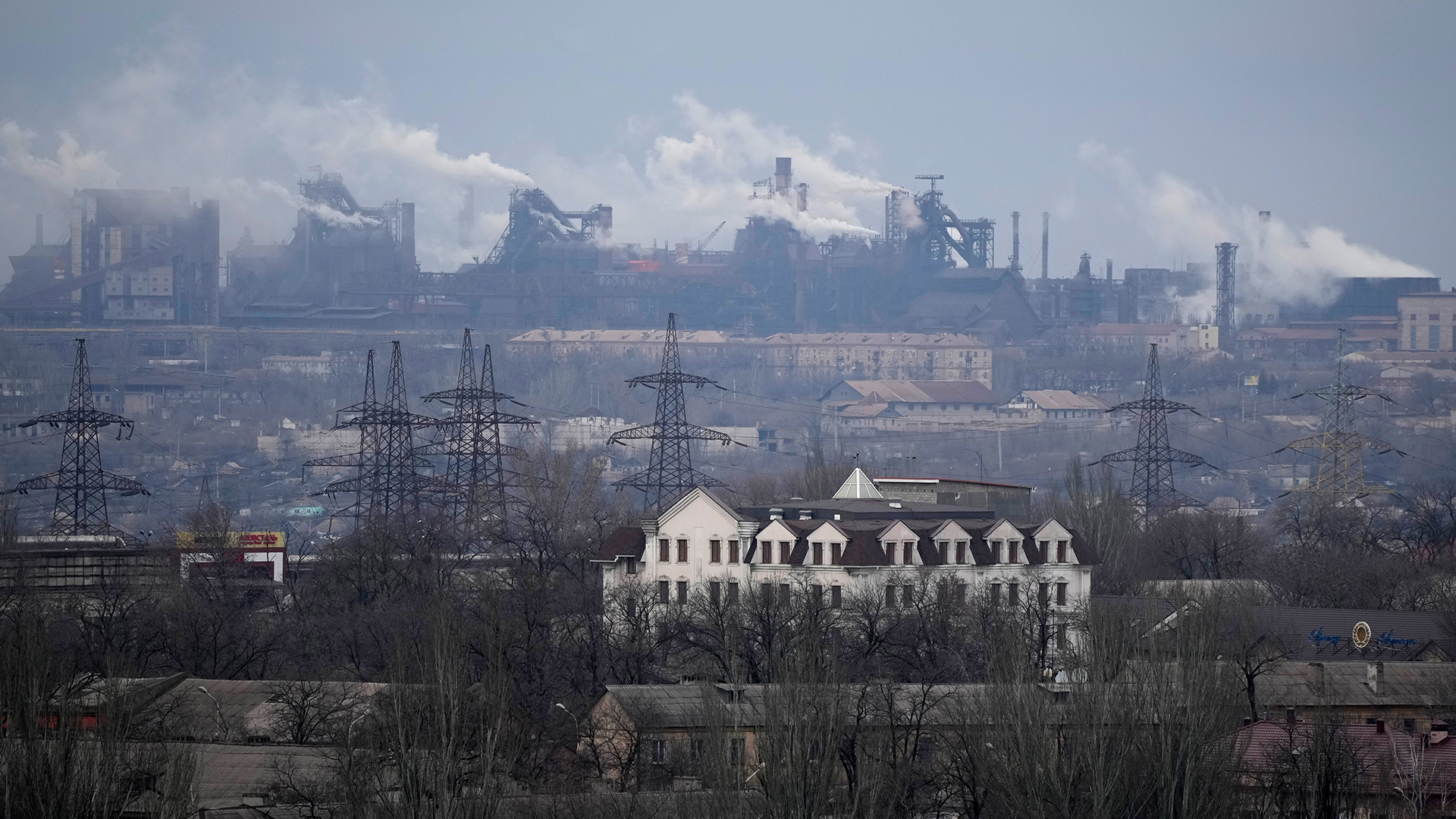 Blick auf das Stahl- und Eisenwerk Illich am Rande der Stadt Mariupol.  | picture alliance/dpa/AP