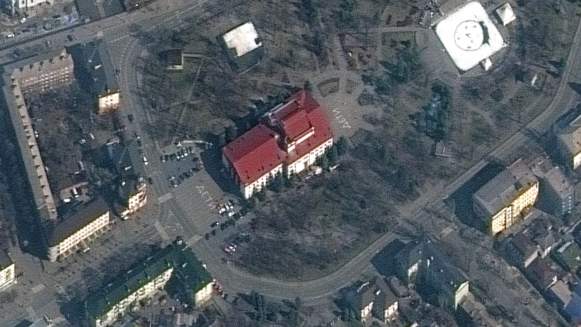 Ein Satellitenbild des US-Unternehmens Maxar zeigt das Gebäude des Theaters von Mariupol vor der Bombardierung | AP