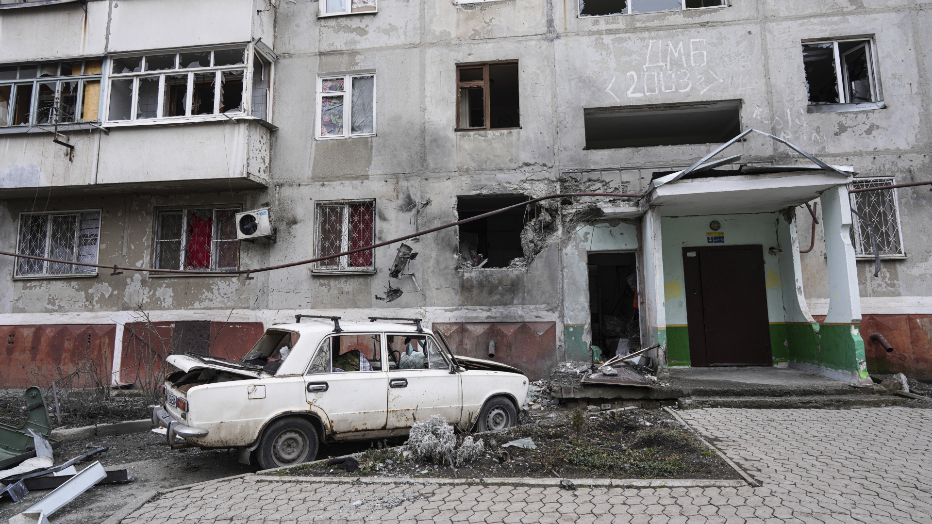 Ein nach einem Raketenangriff auf die ukrainische Stadt Mariupol beschädigtes Wohnhaus (Archivbild). | dpa